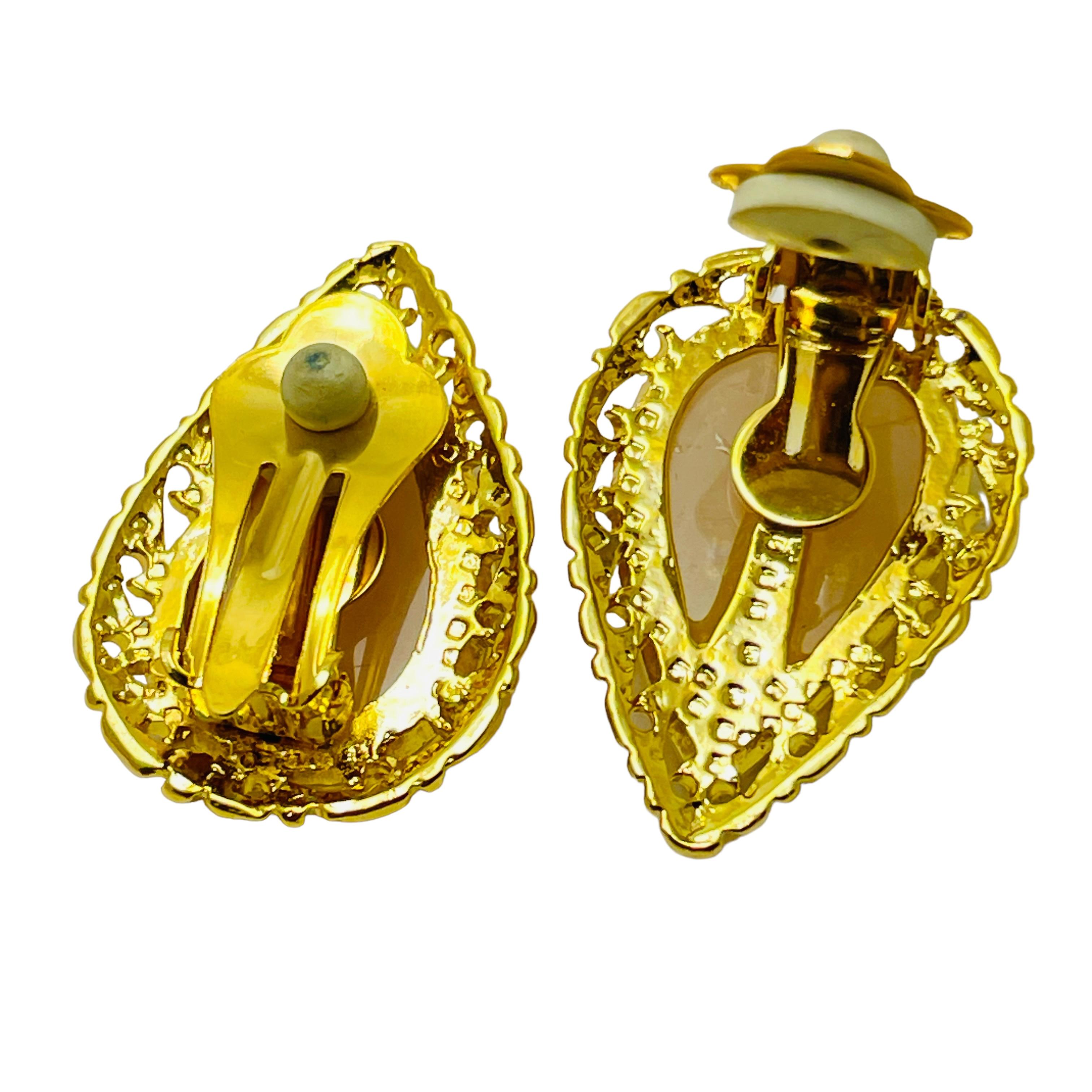 Designer-Laufsteg-Ohrclips aus Gold und pfirsichfarbenem Glas im Zustand „Gut“ im Angebot in Palos Hills, IL