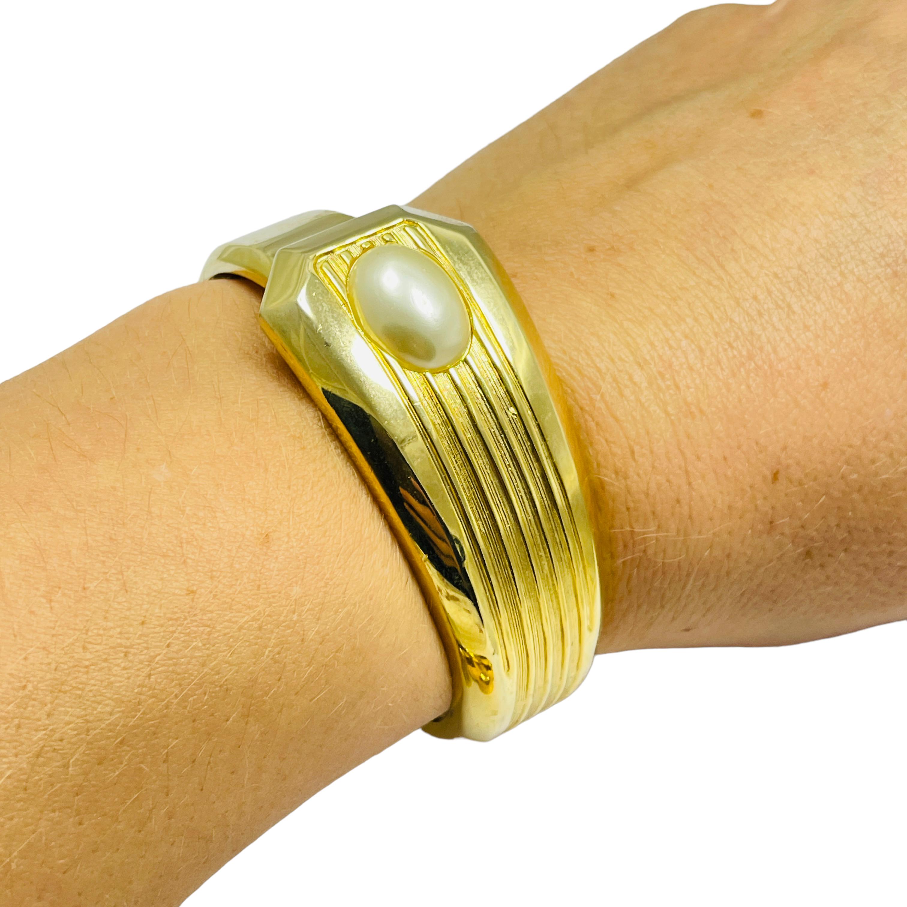 Vintage gold pearl clamper designer runway bracelet In Good Condition For Sale In Palos Hills, IL