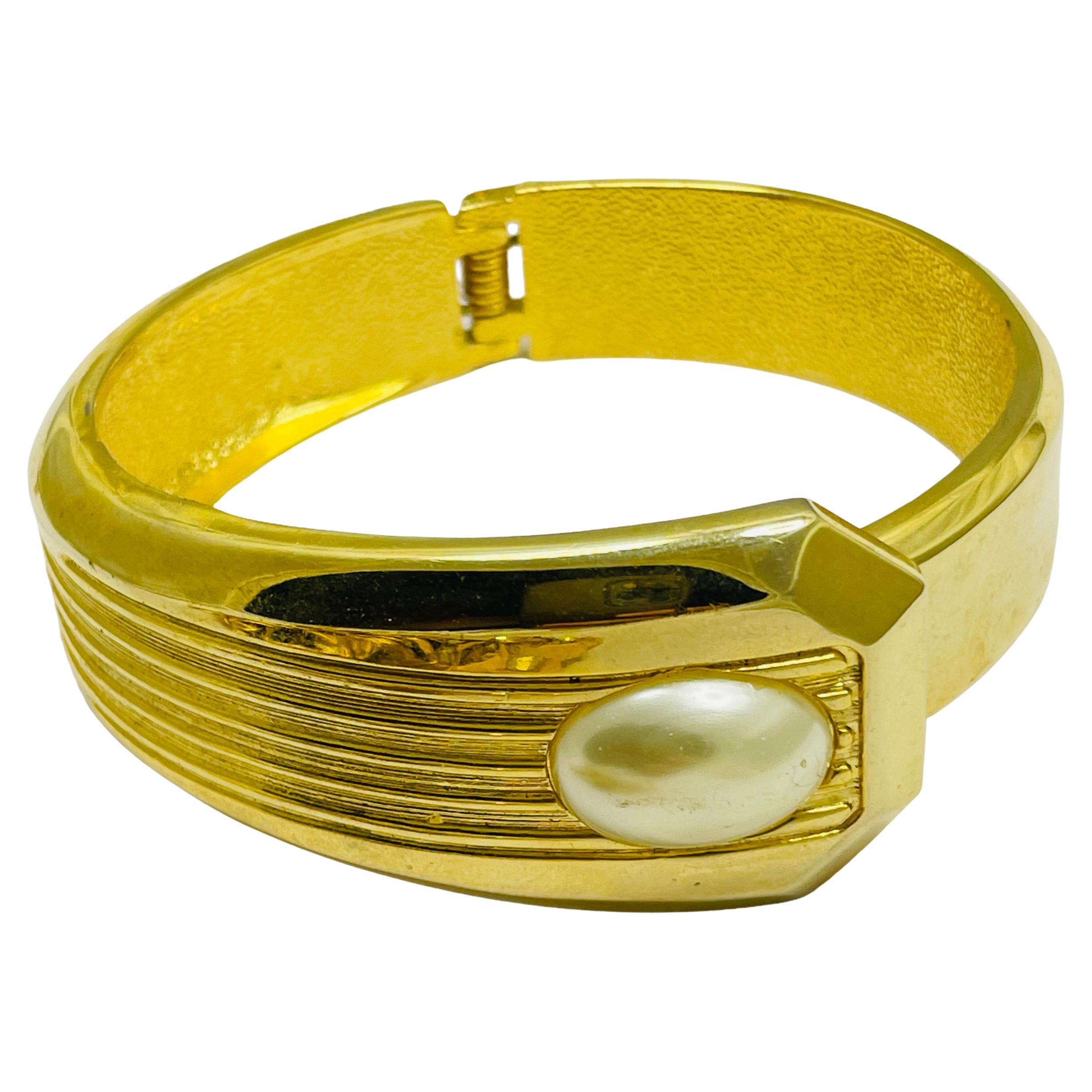 Bracelet vintage en perles d'or avec fermoir de designer en vente
