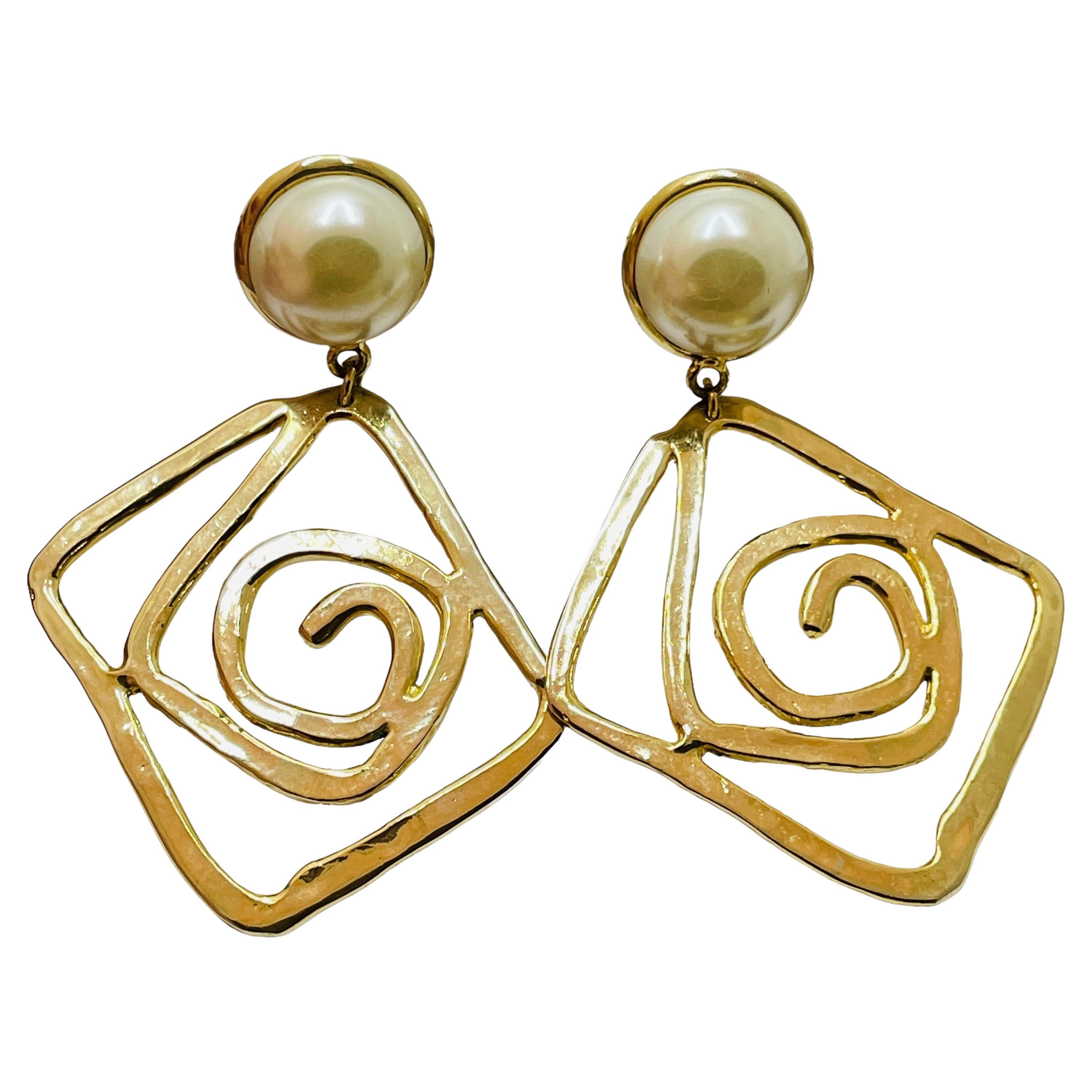 Vintage gold pearl clip on earrings For Sale