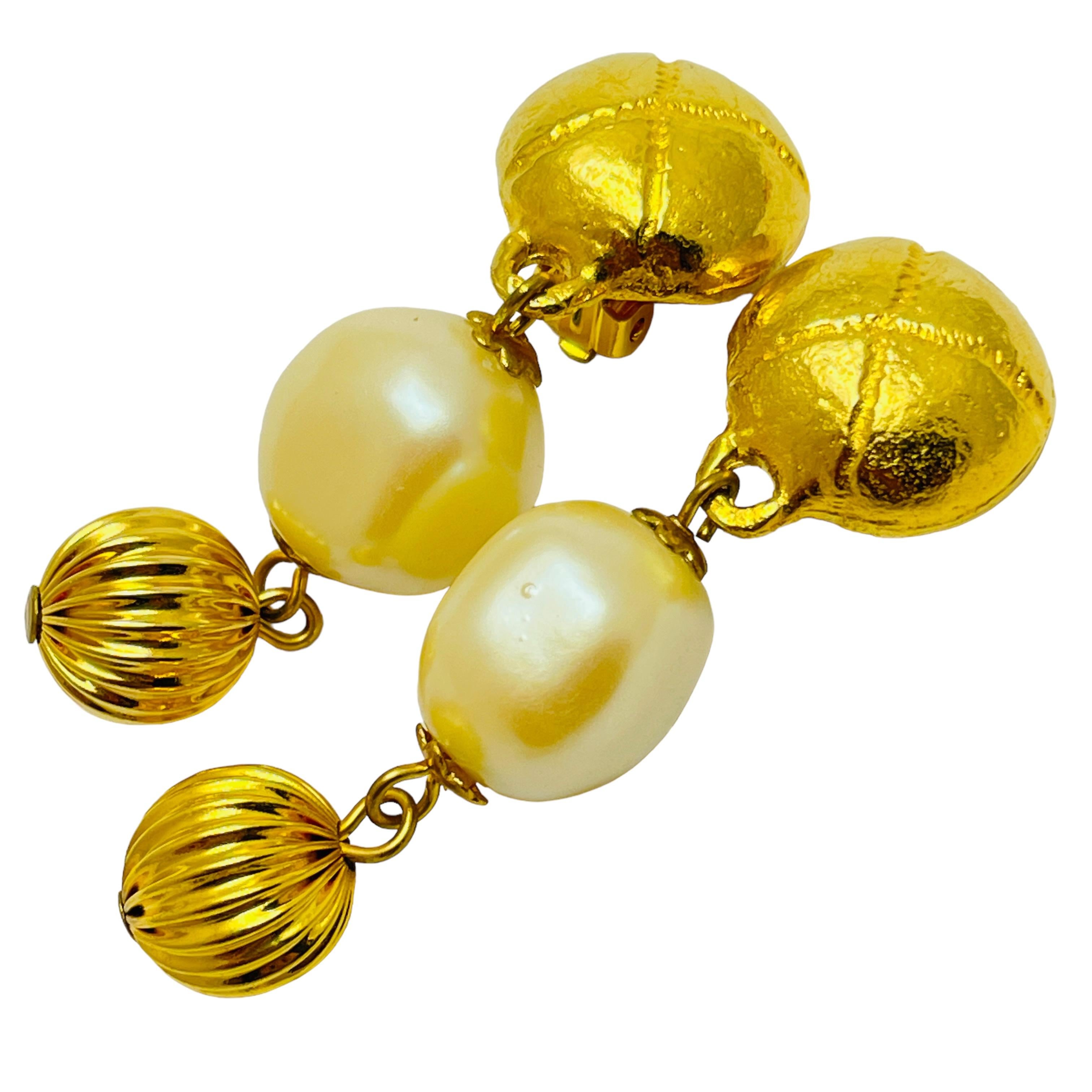 DETTAGLI

- senza segno  

- tono oro con perle finte

- orecchini vintage di design

MISURE  

- 

CONDIZIONE

-  ottime condizioni vintage con minimi segni di usura 

 Sku 46

❤️❤️  GIOIELLI VINTAGE DI DESIGN ❤️❤️

❤️❤️  LA BOUTIQUE DI ALEXANDER 