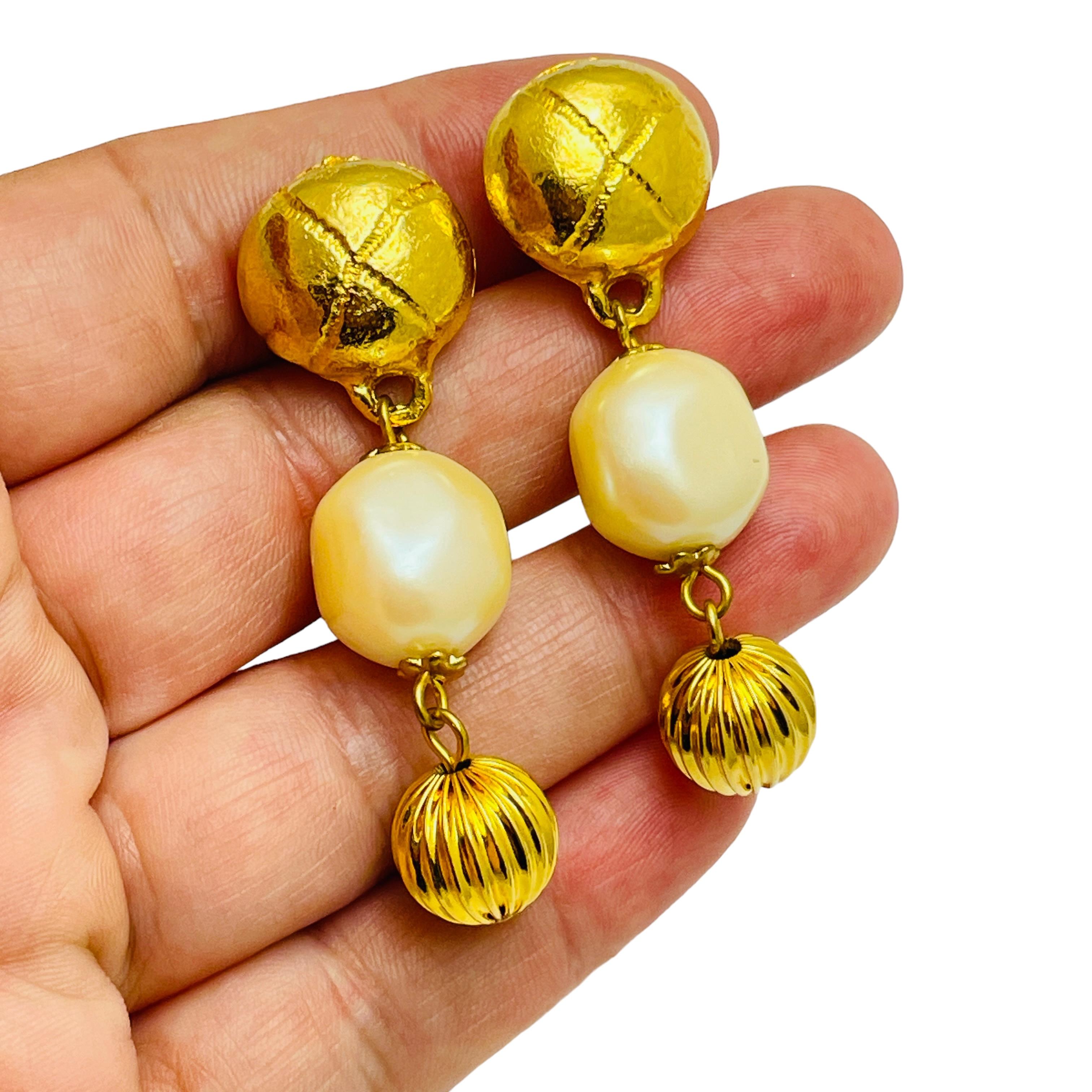 Donna Orecchini a clip di design con perle d'oro d'epoca in vendita