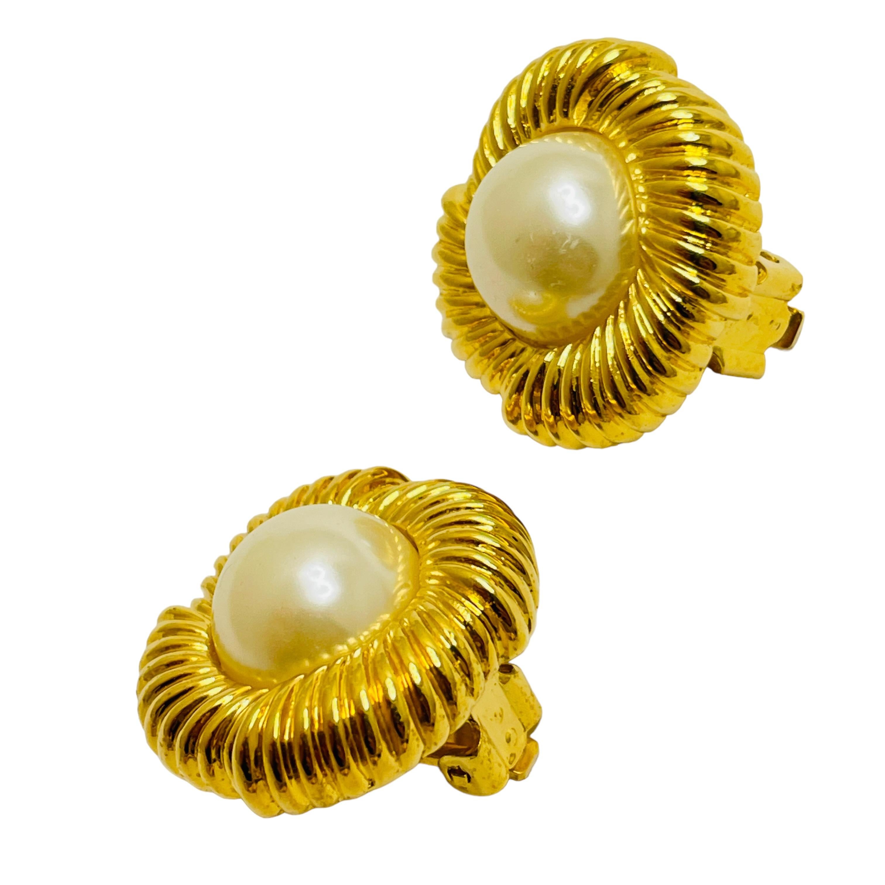 DETAILS

- • ohne Vorzeichen 

- • goldfarben mit Kunstperle

- • Vintage-Designer-Ohrringe

MASSNAHMEN  

- • 1