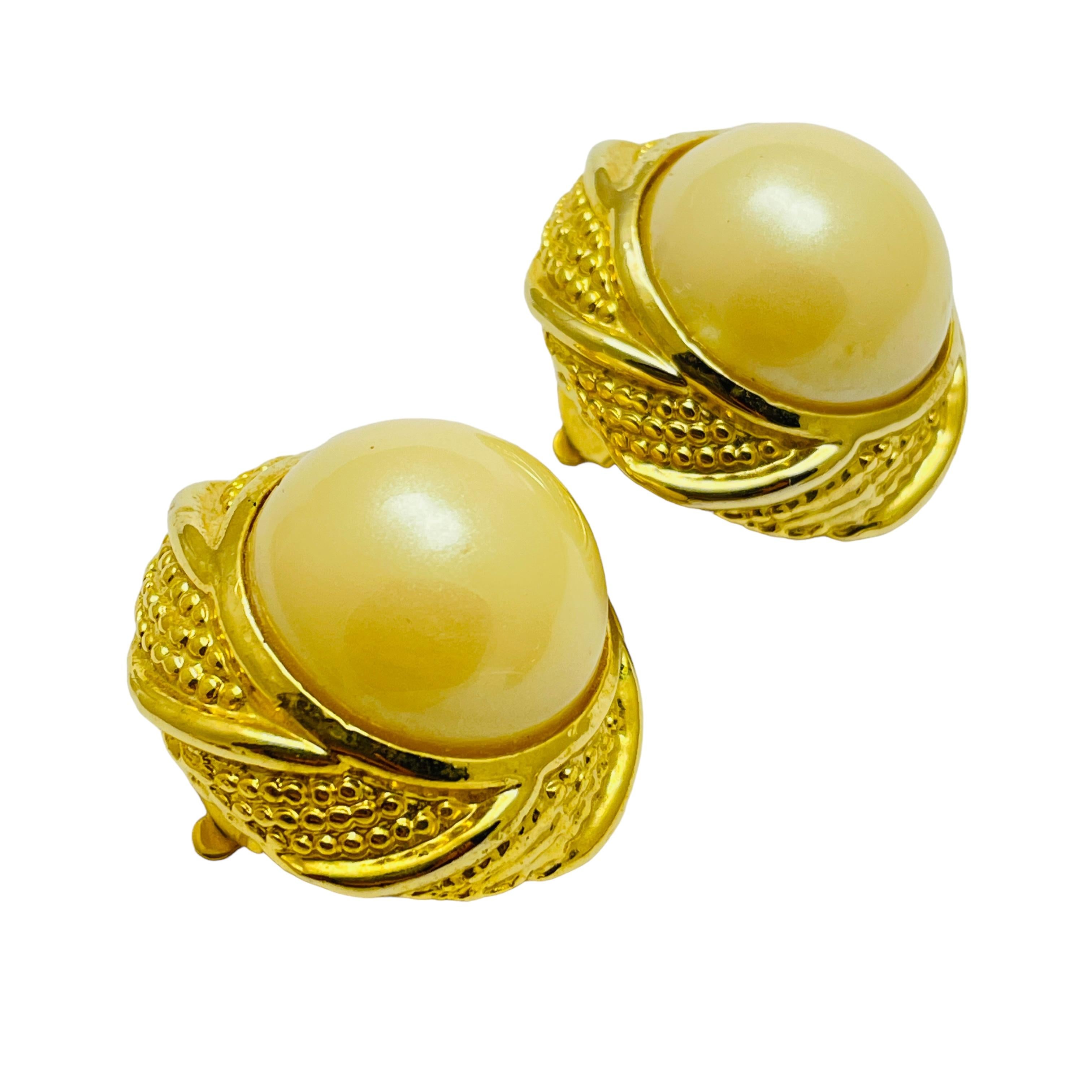 DETAILS

• unsigned   

• gold tone with faux pearls

• vintage designer earrings

MEASUREMENTS  

• 

CONDITION

•  very good vintage condition with minimal signs of wear 

 Sku 43

❤️❤️  VINTAGE DESIGNER JEWELRY ❤️❤️

❤️❤️  ALEXANDER’S BOUTIQUE 