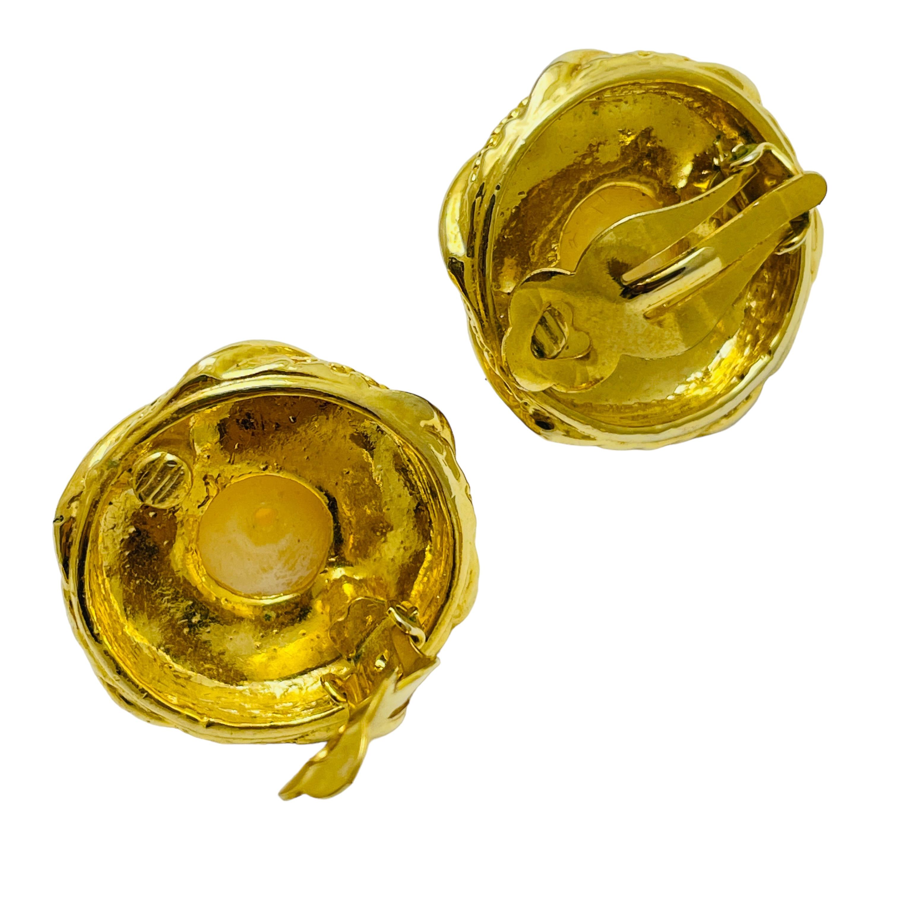 Vintage gold pearl designer runway clip on earrings In Good Condition For Sale In Palos Hills, IL