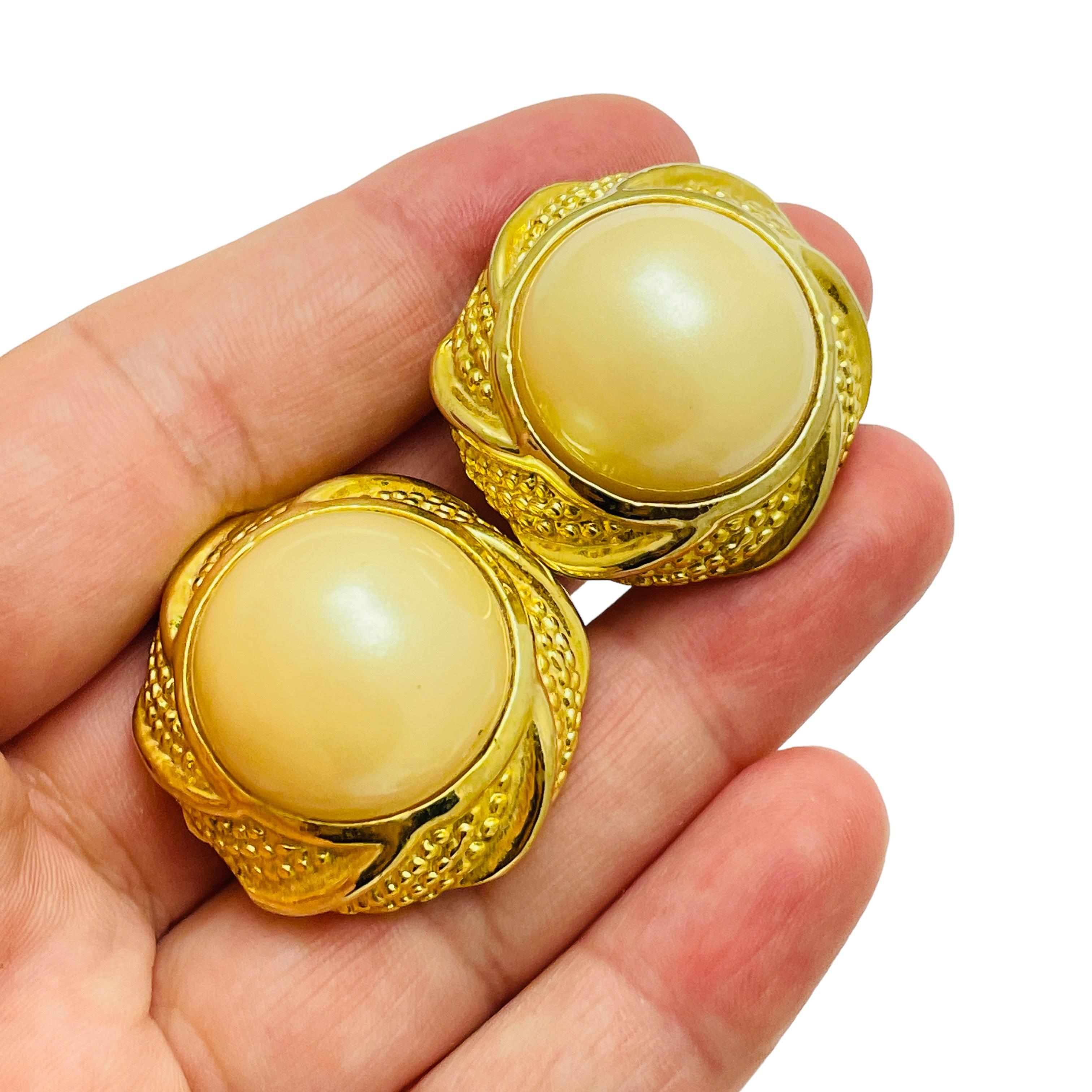 Women's Vintage gold pearl designer runway clip on earrings For Sale
