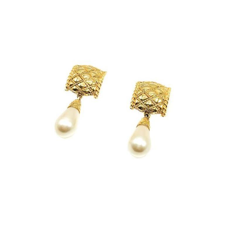 Une paire de boucles d'oreilles vintage en matelasse de perles très chic. Ce collier se compose d'une large matelassure en métal doré et d'une grosse perle imitée en verre. En très bon état vintage, 5.8cms. Chic et glamour. Si vous choisissez