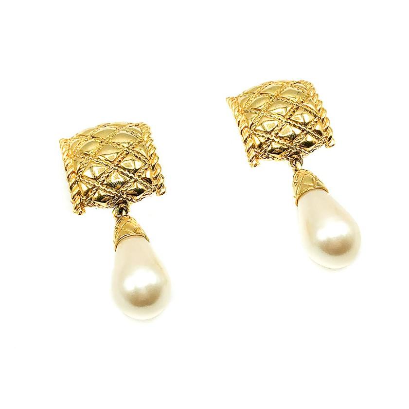 Boucles d'oreilles en or et perles en Matelasse 1980 en vente 1