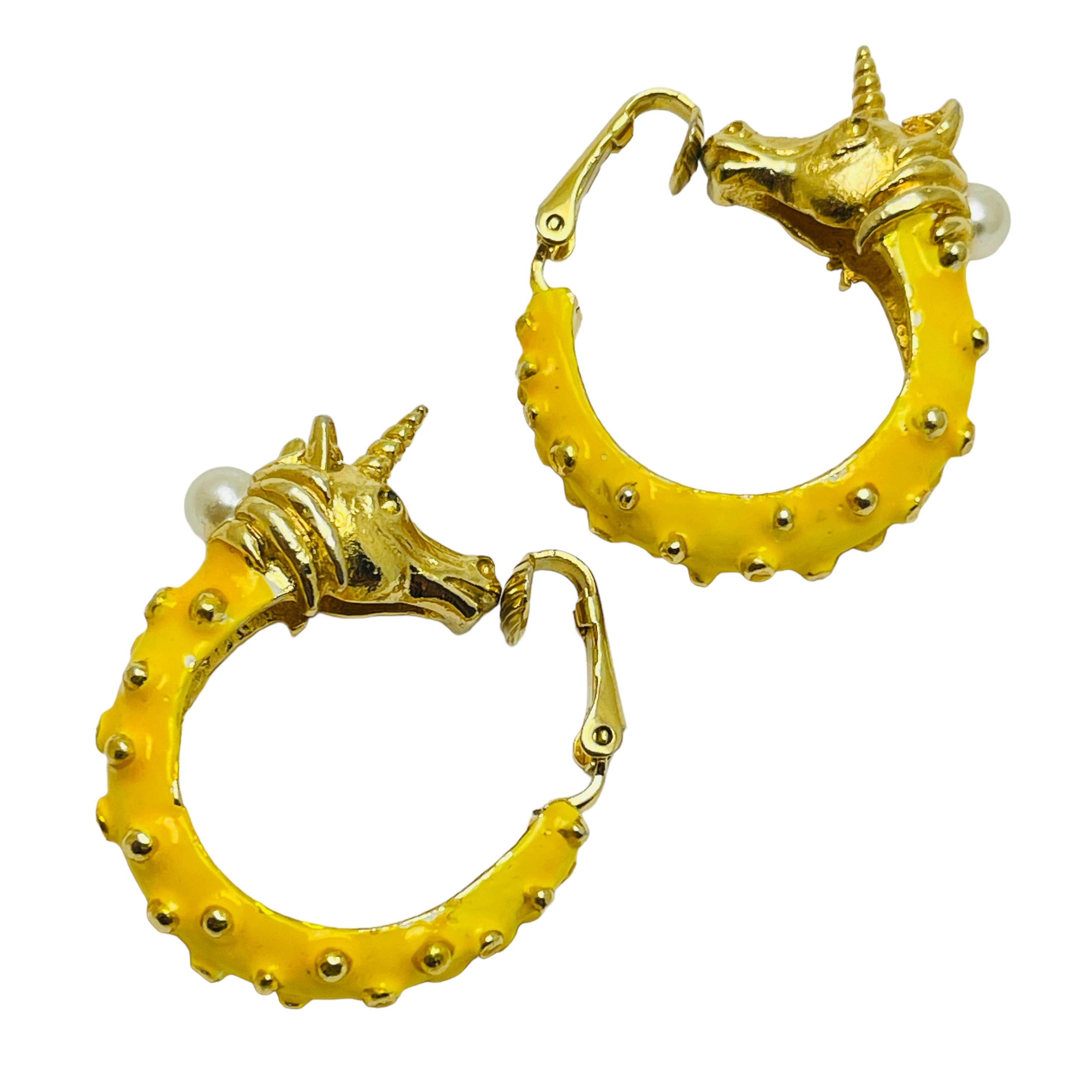 Orecchini a clip d'epoca con smalto e perle d'oro con unicorno di design In condizioni buone in vendita a Palos Hills, IL