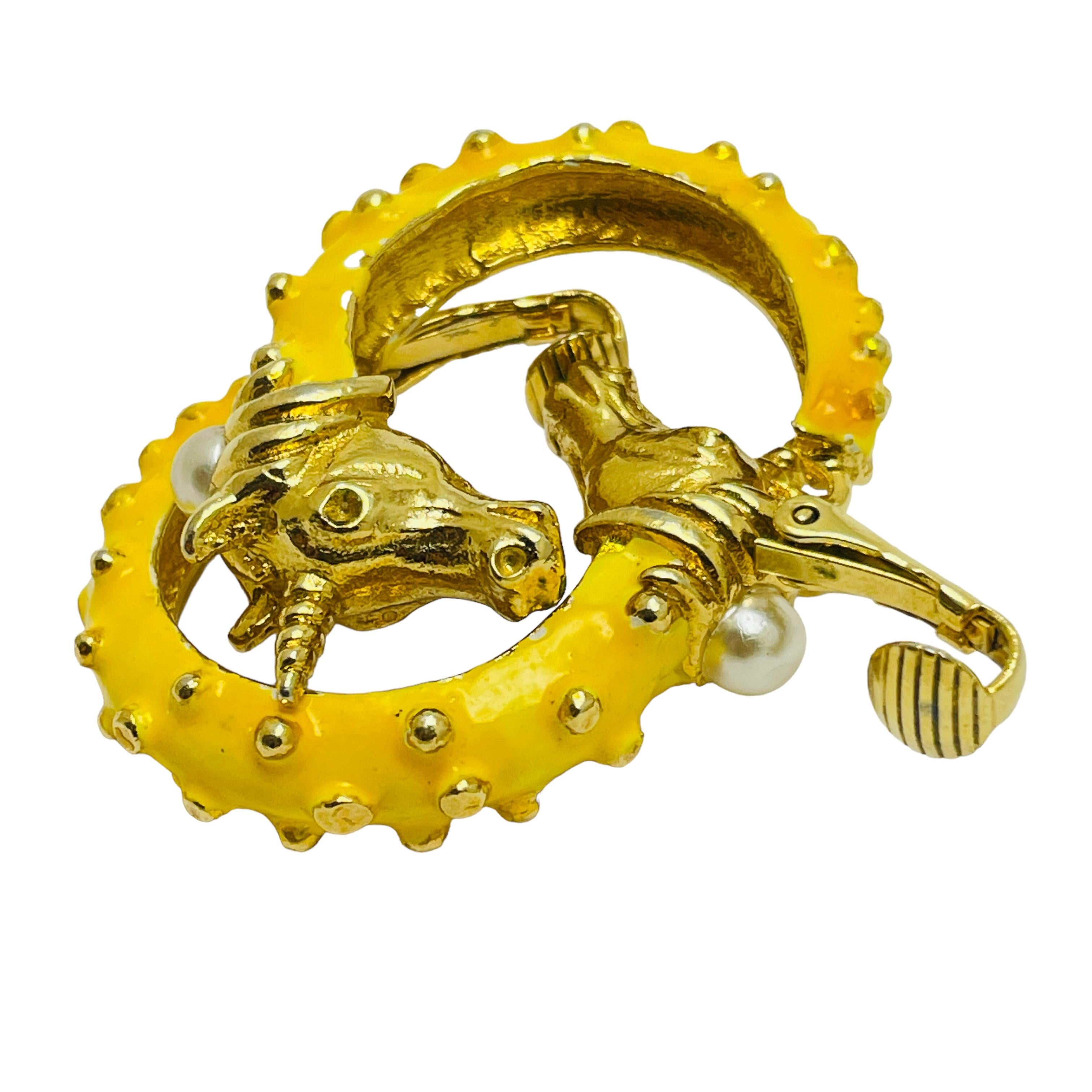 Donna Orecchini a clip d'epoca con smalto e perle d'oro con unicorno di design in vendita