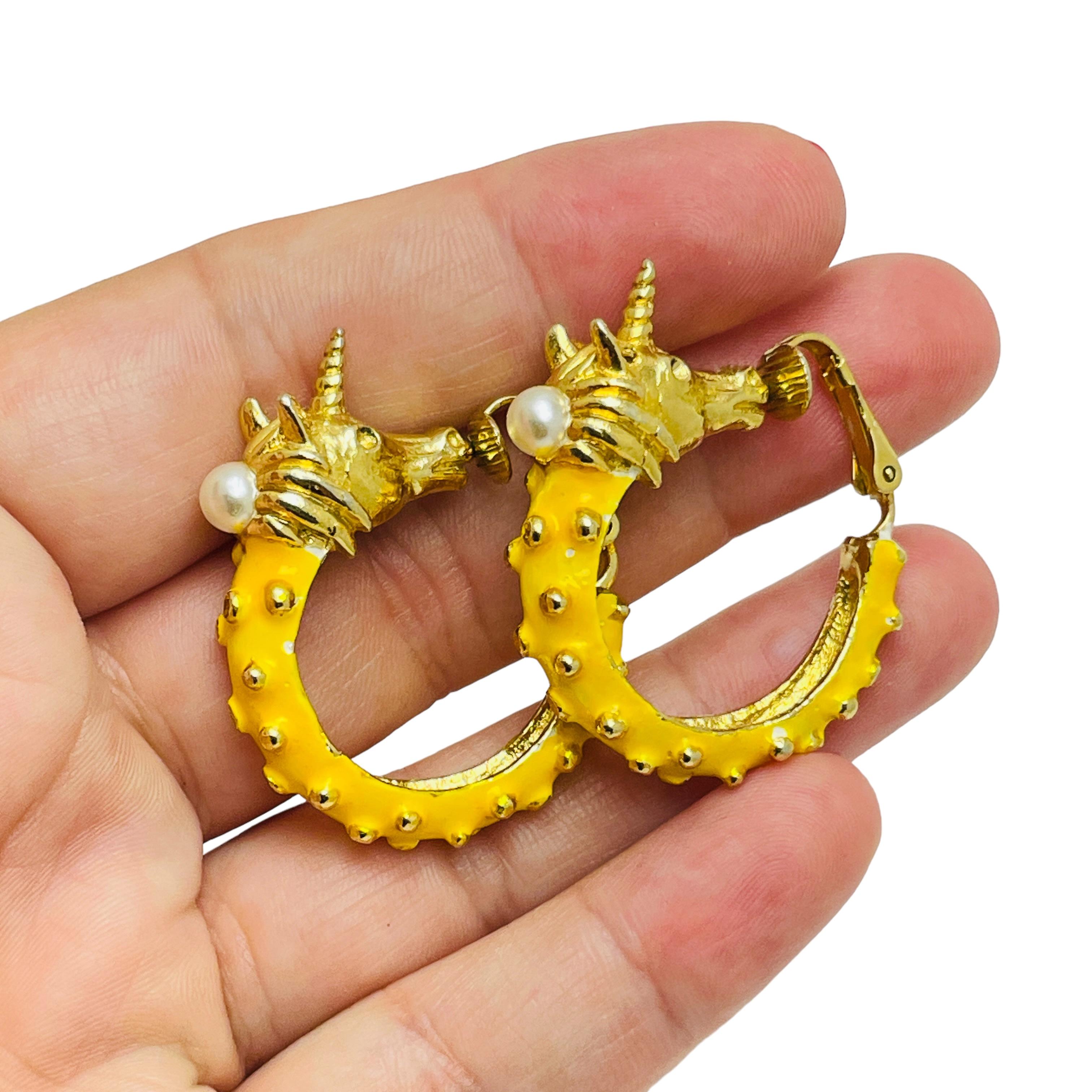 Orecchini a clip d'epoca con smalto e perle d'oro con unicorno di design in vendita 1