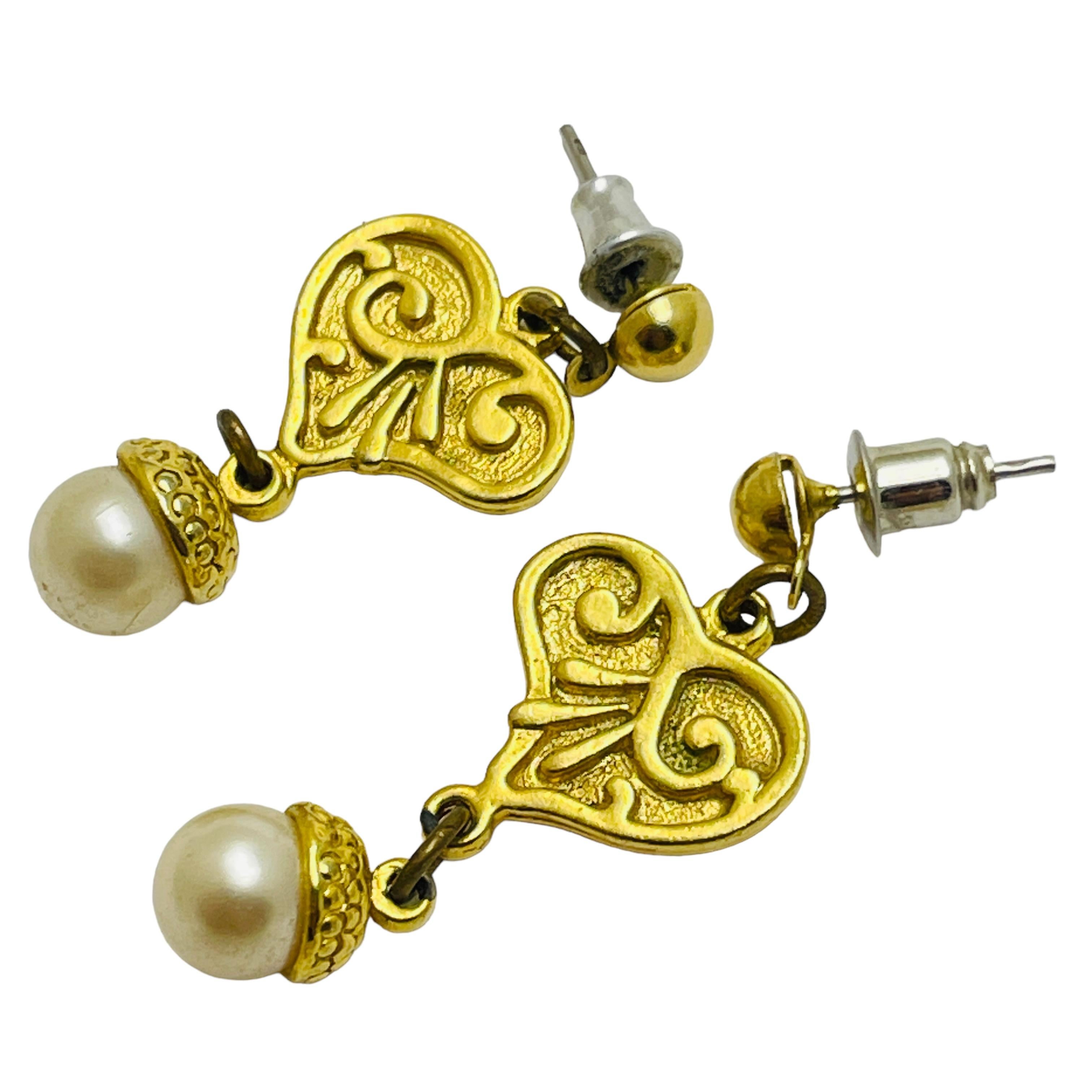 DETAILS

• unsigned   

• gold tone with faux pearls

• vintage designer earrings

MEASUREMENTS  

• 

CONDITION

•  very good vintage condition with minimal signs of wear 

 Sku 46

❤️❤️  VINTAGE DESIGNER JEWELRY ❤️❤️

❤️❤️  ALEXANDER’S BOUTIQUE 
