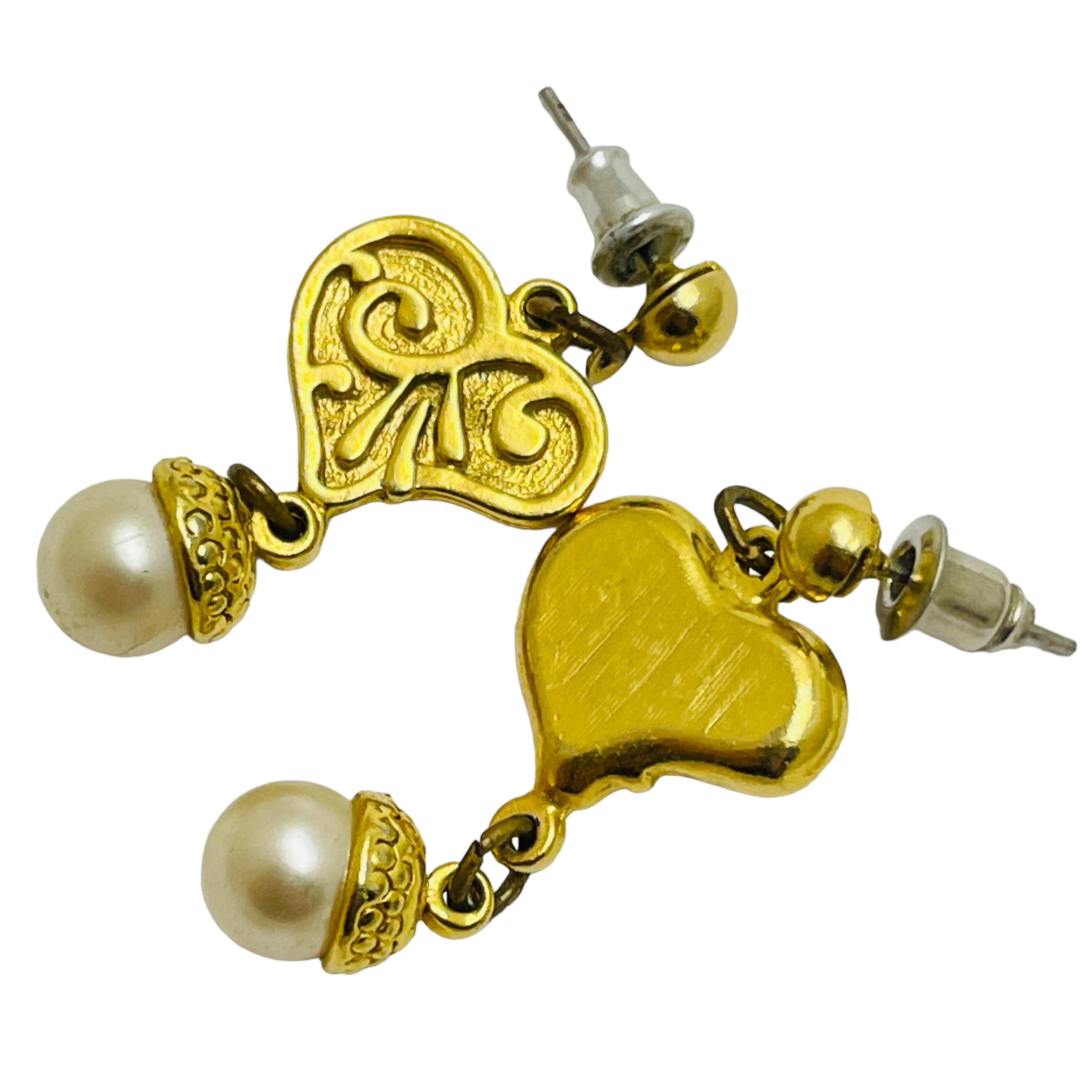 Vintage gold pearl eteuscan dangle heart designer earrings In Good Condition For Sale In Palos Hills, IL