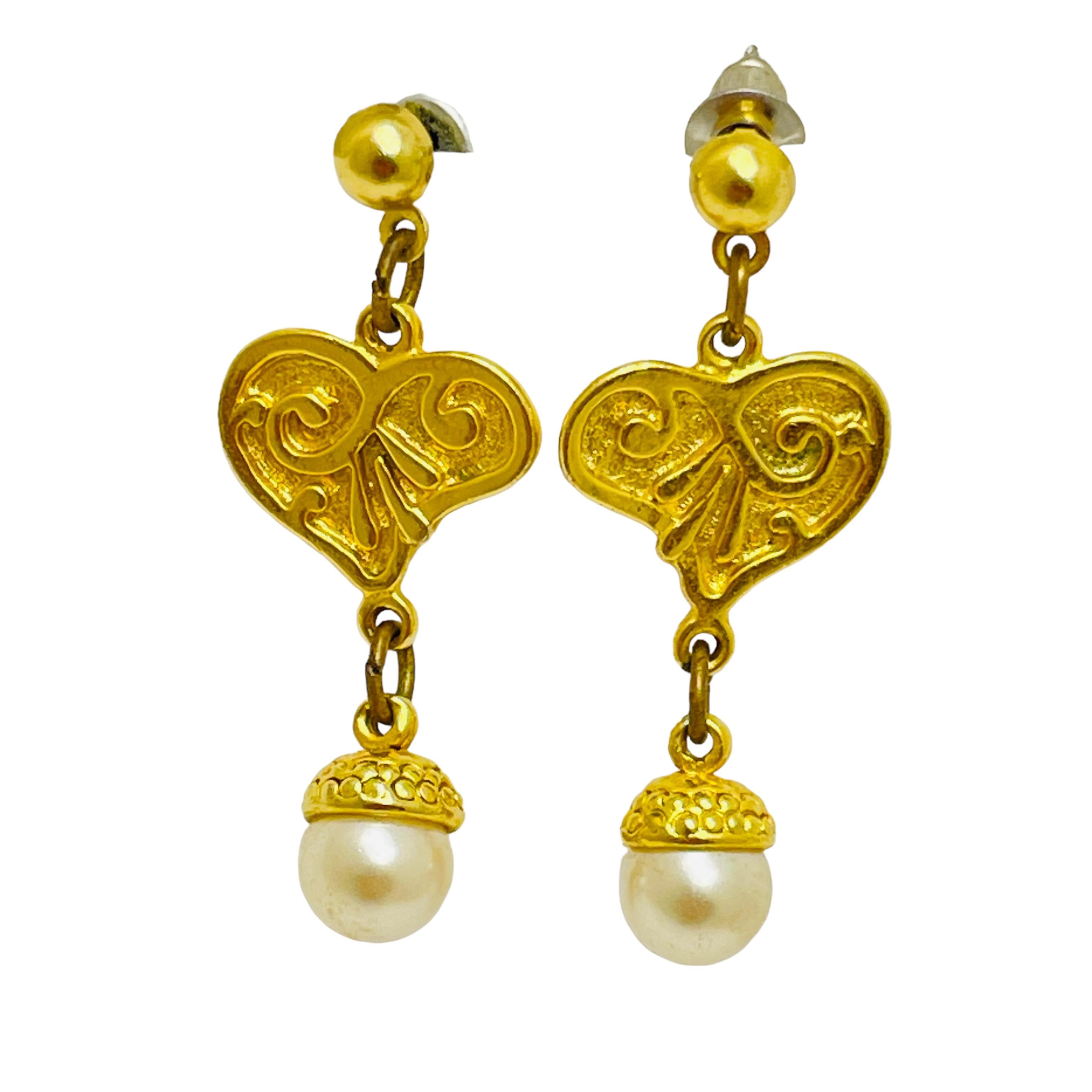 Vintage gold pearl eteuscan dangle heart designer earrings For Sale