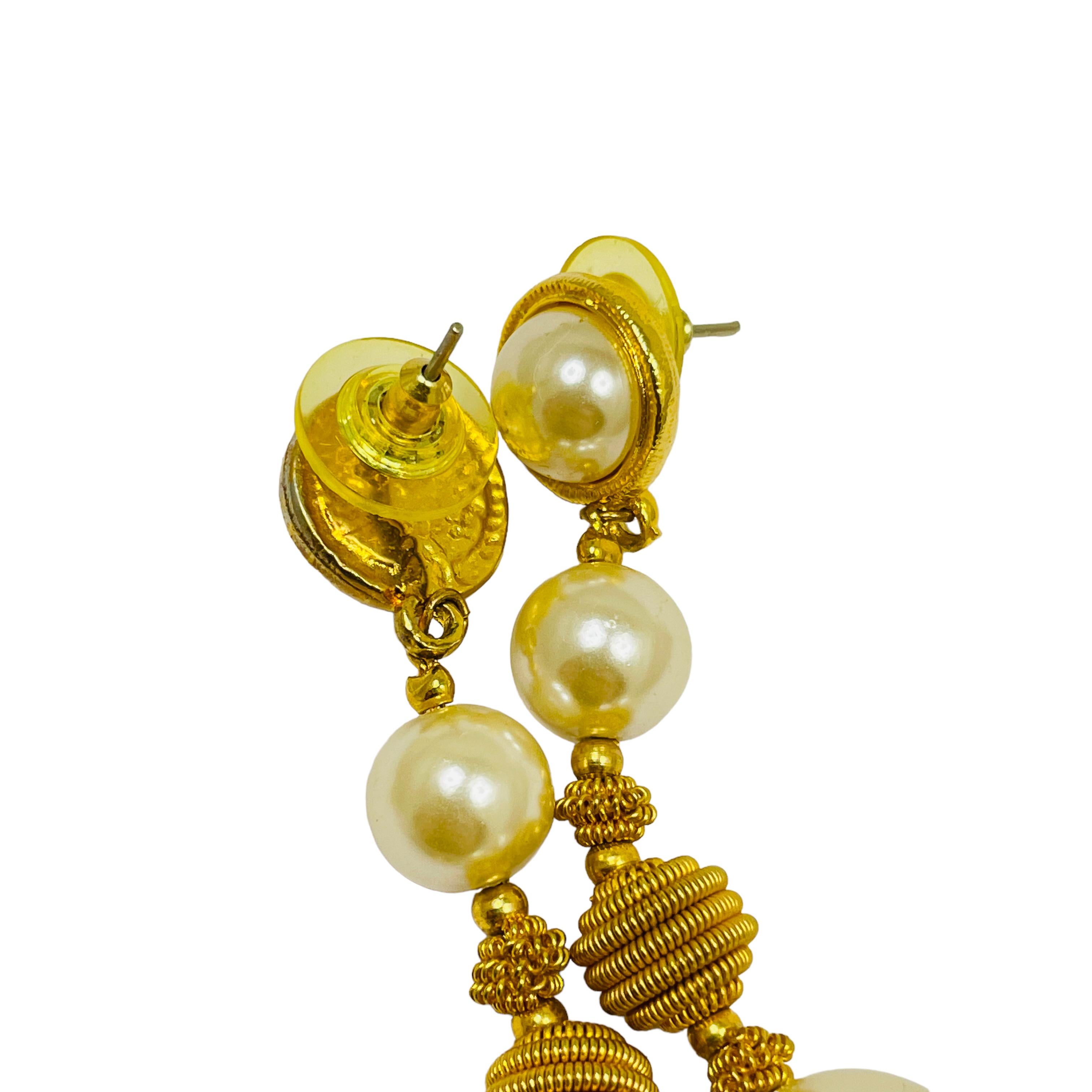 Vintage gold pearl glass drop designer pierced earrings In Good Condition For Sale In Palos Hills, IL