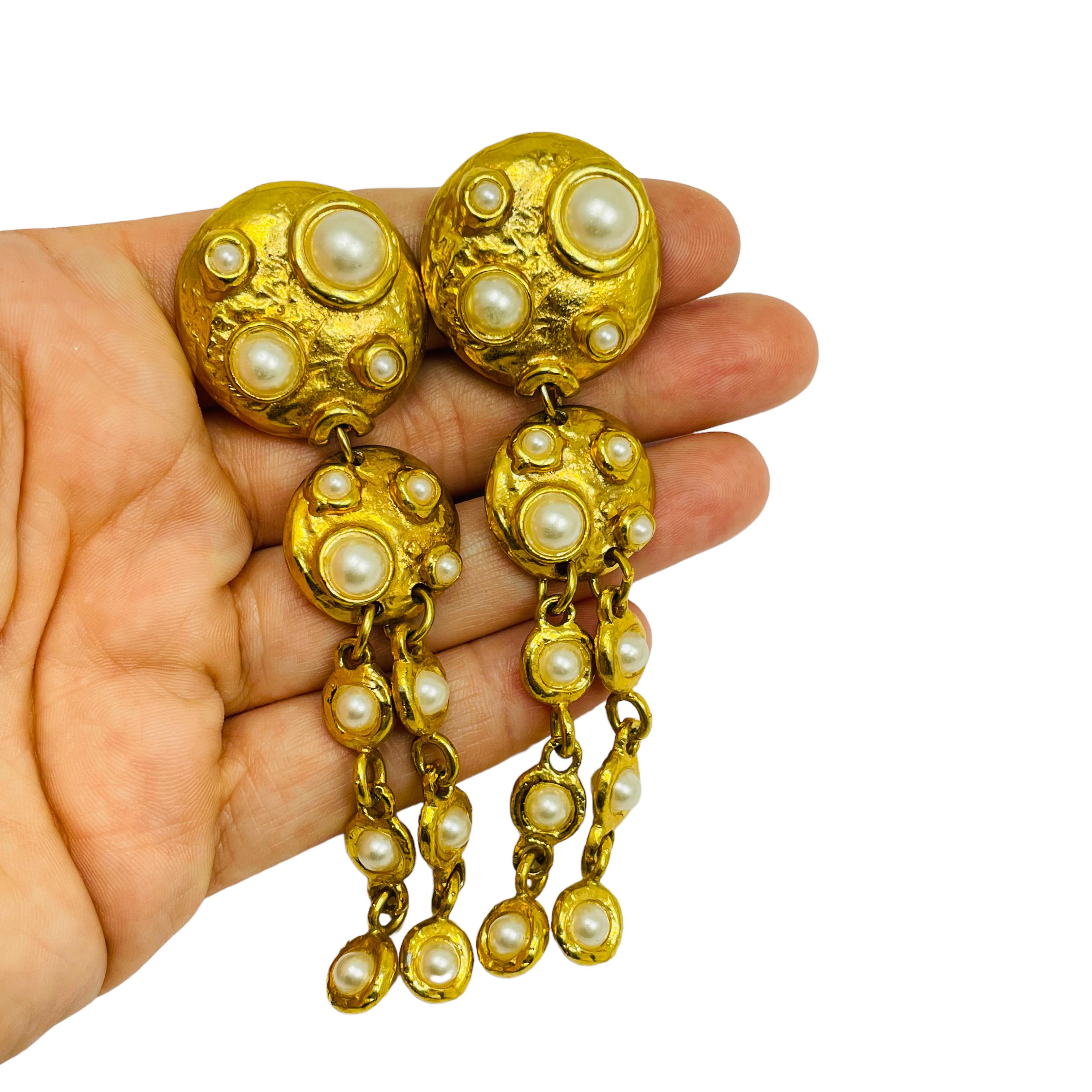 Vintage gold pearl massive dangle designer runway clip on earrings In Good Condition For Sale In Palos Hills, IL