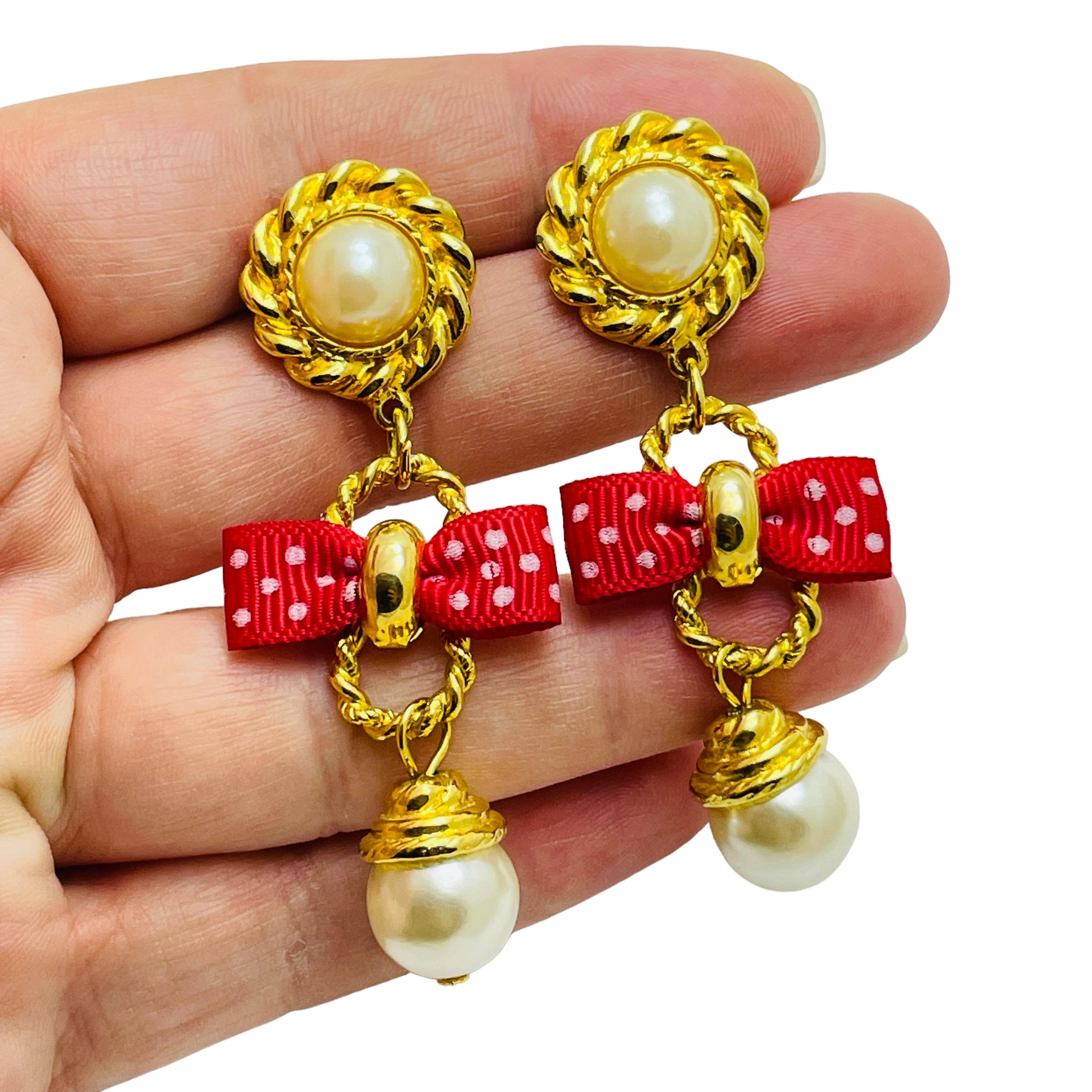 DETAILS

• unsigned 

• gold tone with faux pearls 

• vintage designer earrings 

MEASUREMENTS  

• 2.5
