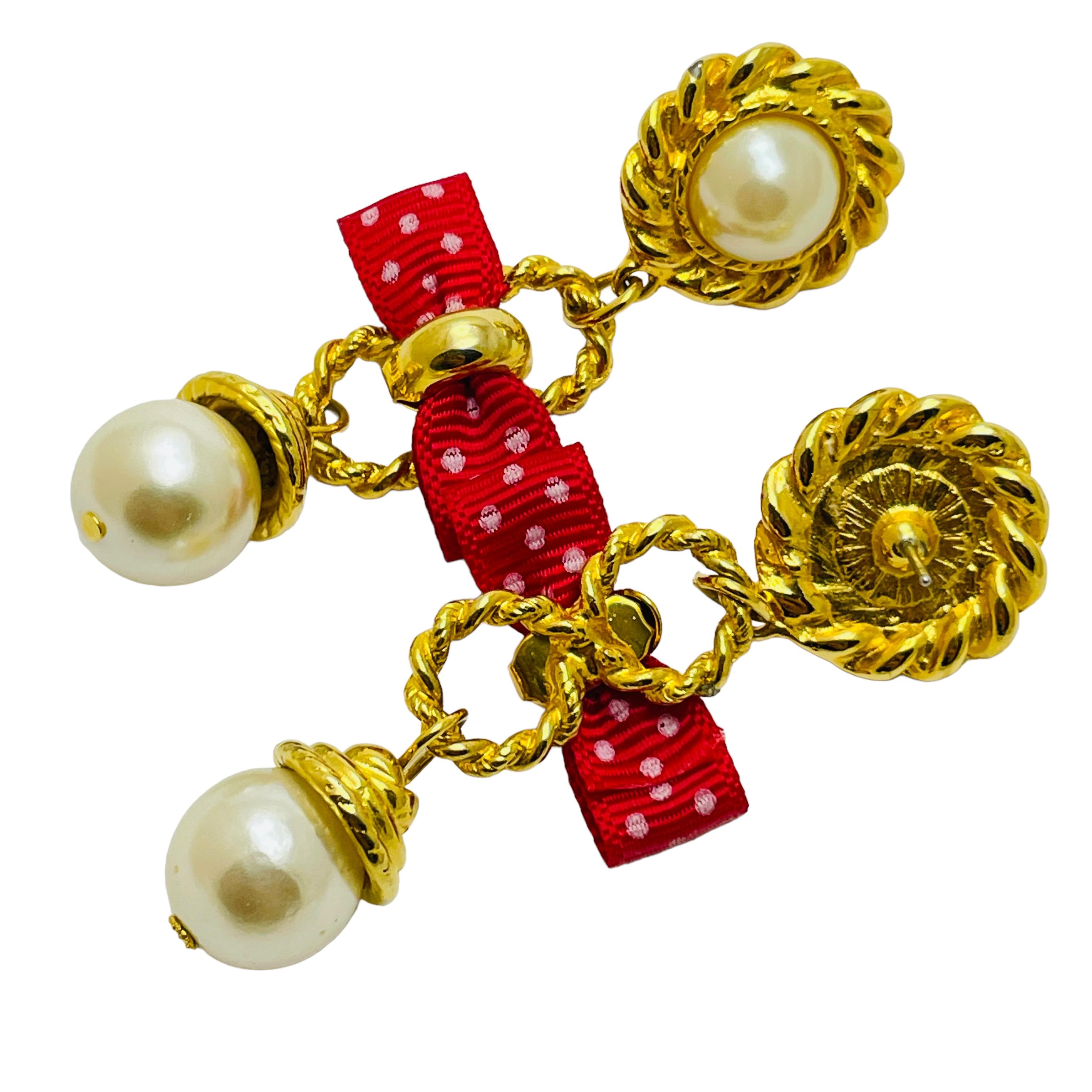 Vintage gold pearl red bow designer runway dangle earrings In Good Condition For Sale In Palos Hills, IL