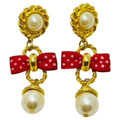 Boucles d'oreilles pendantes vintage en or, perles et nœuds rouges de créateurs de mode