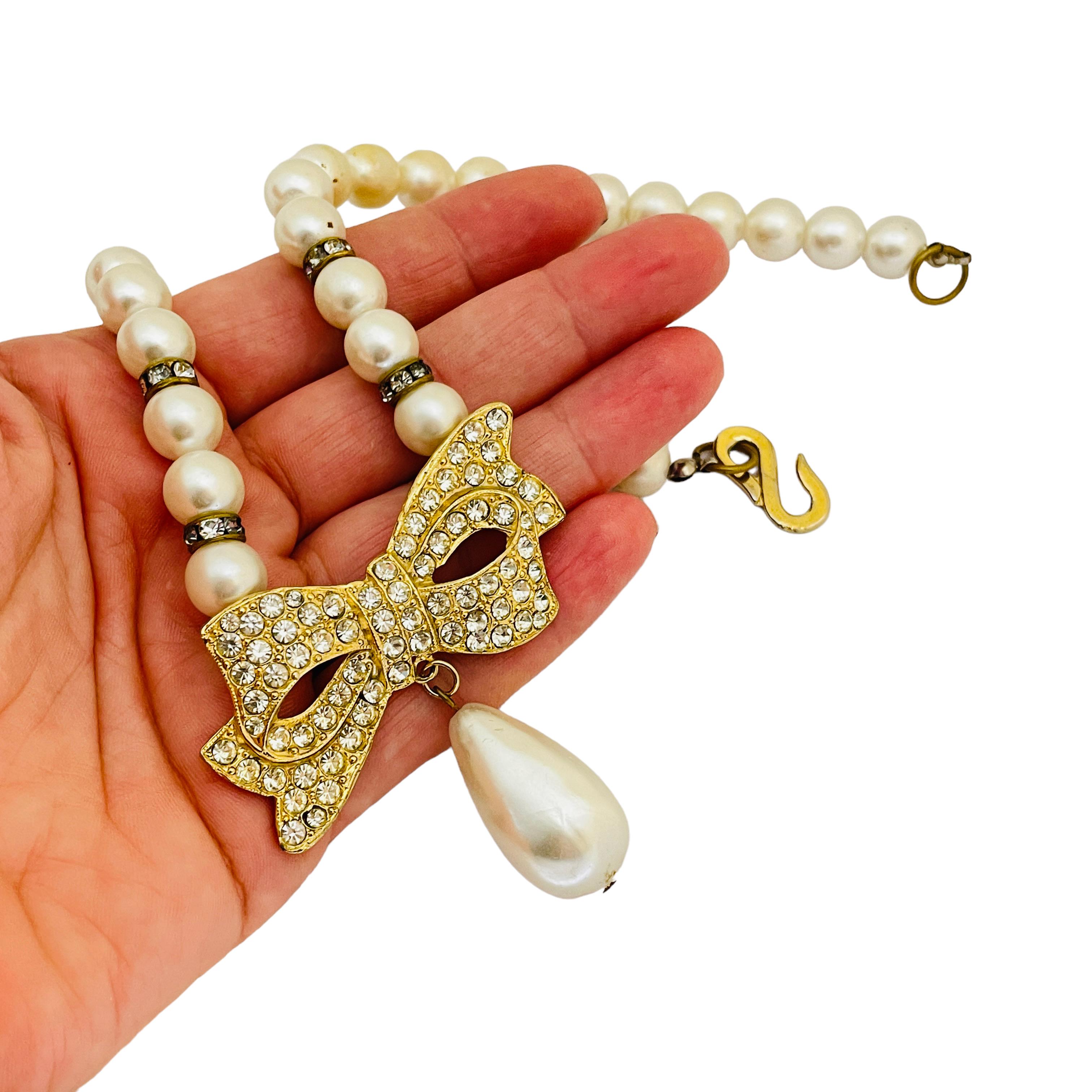 Vintage gold pearl rhinestone bow beaded designer runway necklace In Good Condition For Sale In Palos Hills, IL