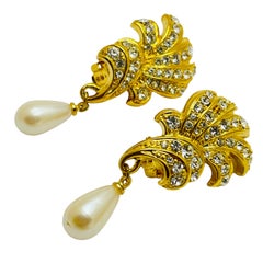 Orecchini a clip vintage in oro con perle e strass, firmati dalla passerella