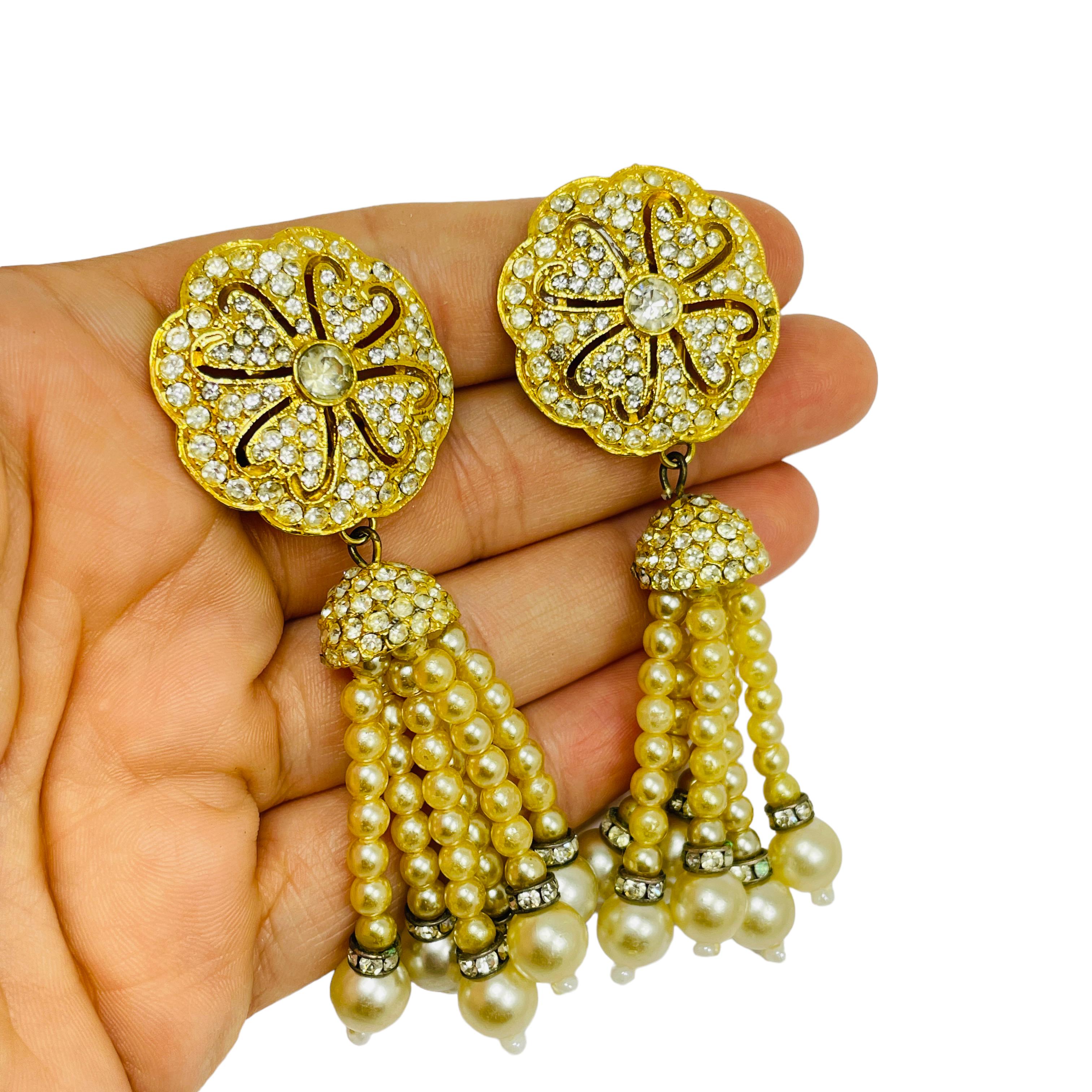 Vintage gold pearl rhinestone dangle designer runway clip on earrings In Good Condition For Sale In Palos Hills, IL