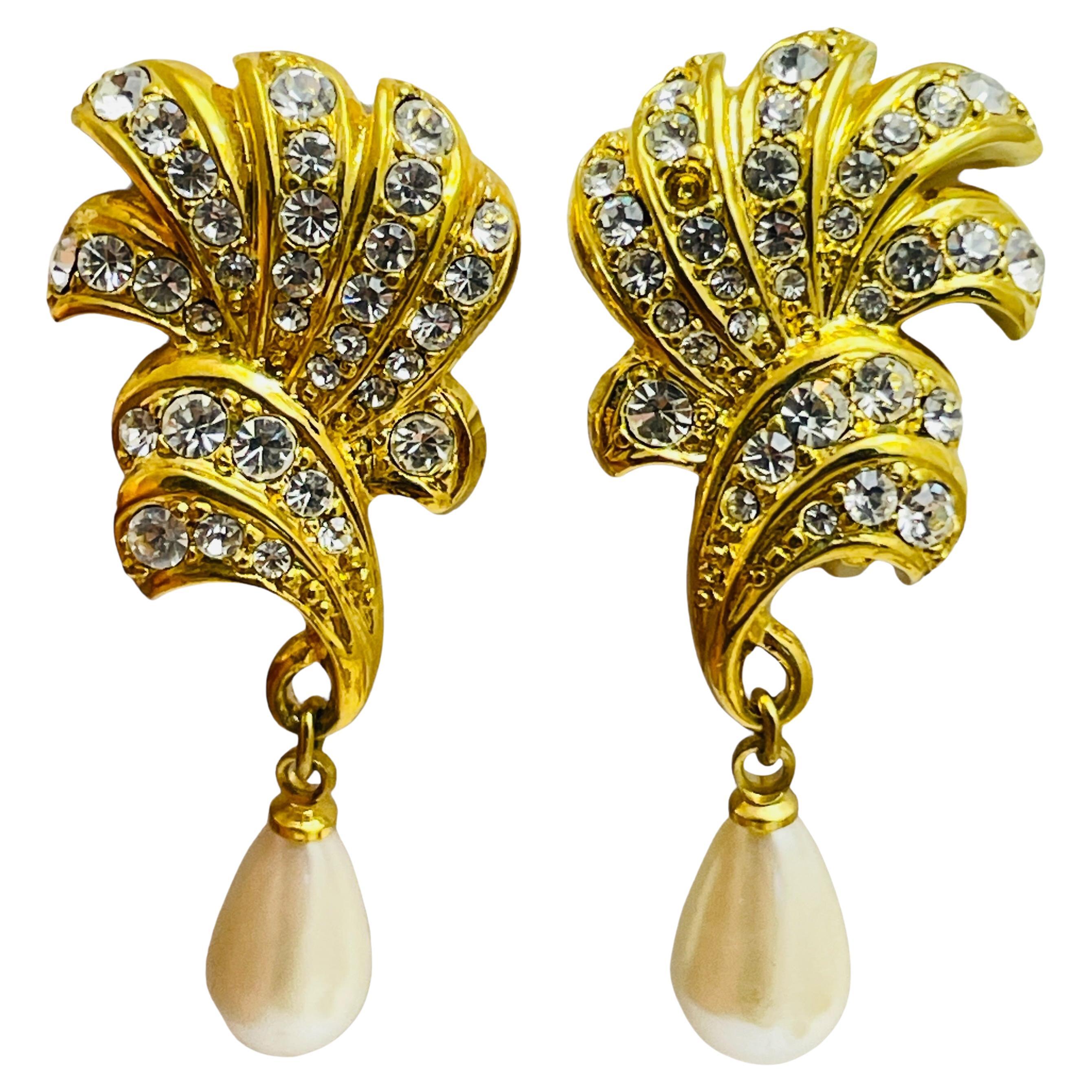 Orecchini a clip vintage in oro con perle e strass, firmati dalla passerella