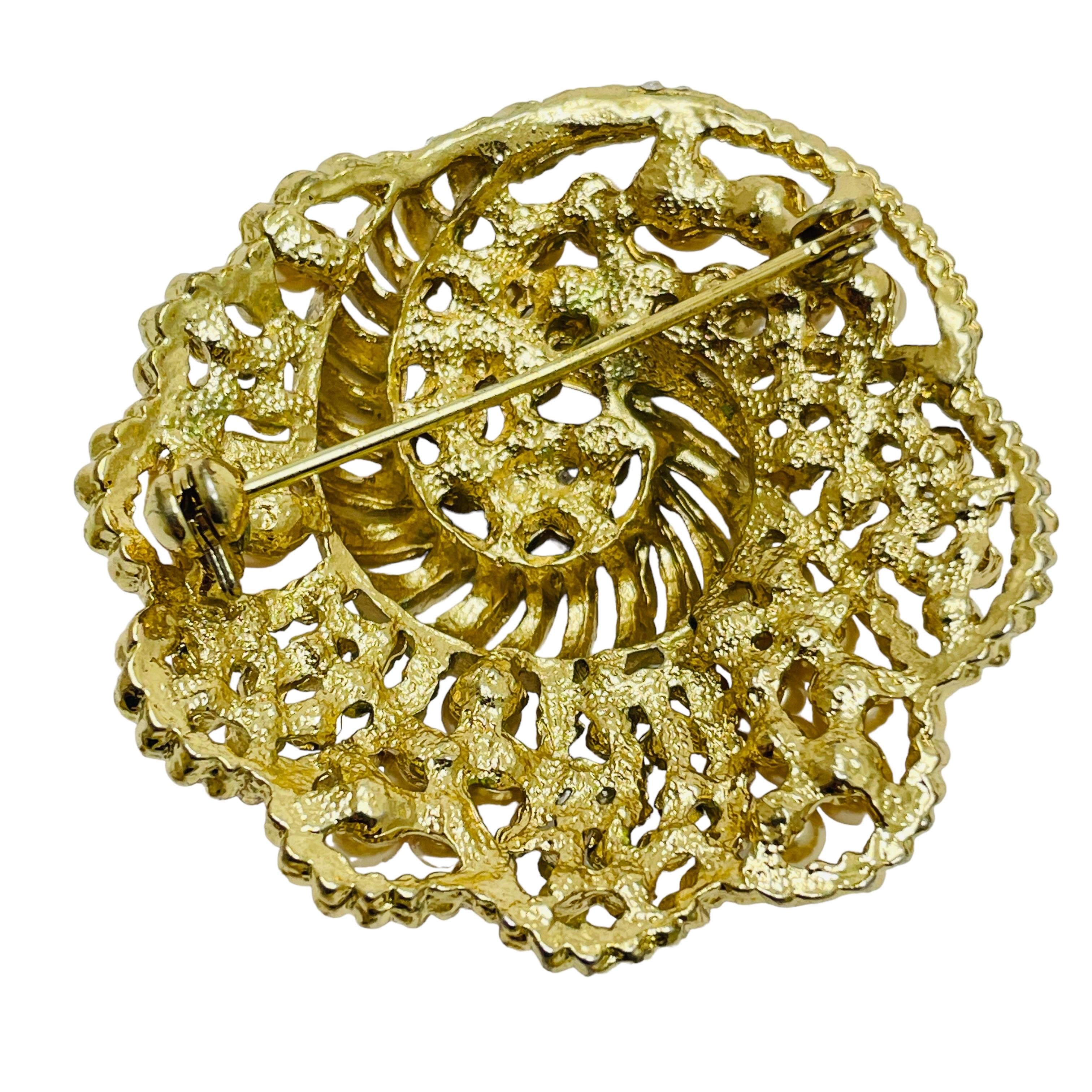 Vintage gold pearl rhinestone designer brooch In Good Condition For Sale In Palos Hills, IL