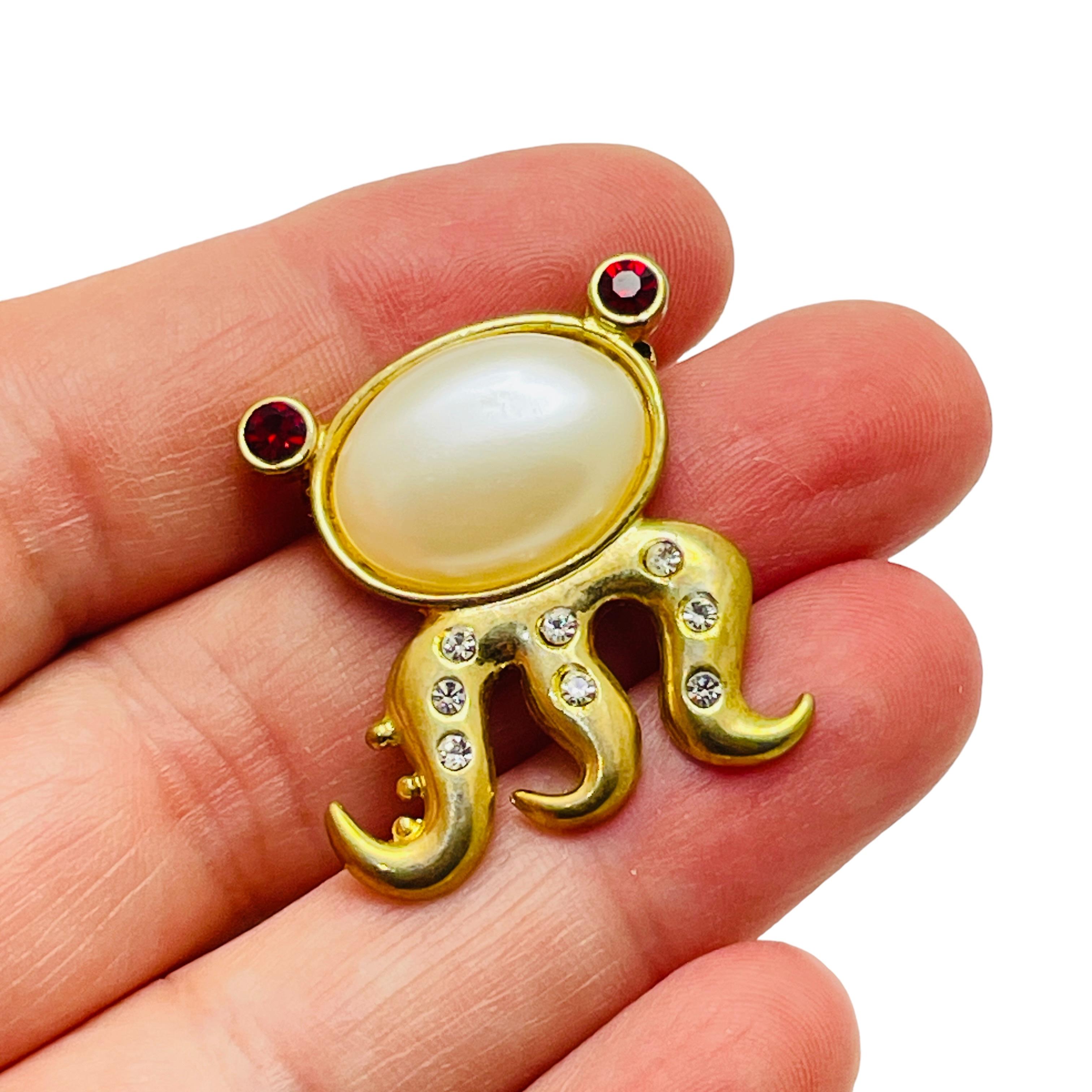 Vintage gold pearl rhinestone small octopus designer brooch In Good Condition For Sale In Palos Hills, IL