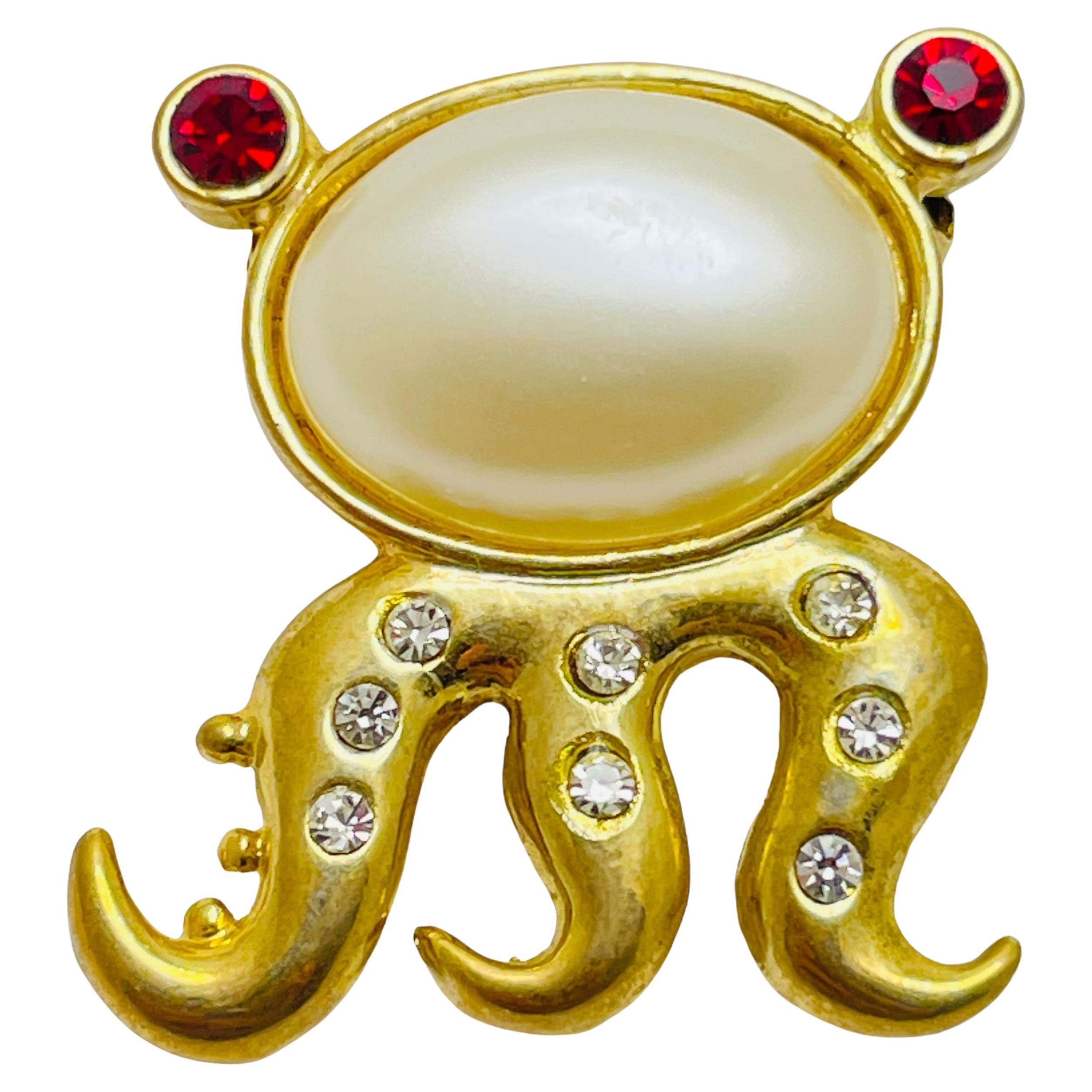 Vintage gold pearl rhinestone small octopus designer brooch For Sale