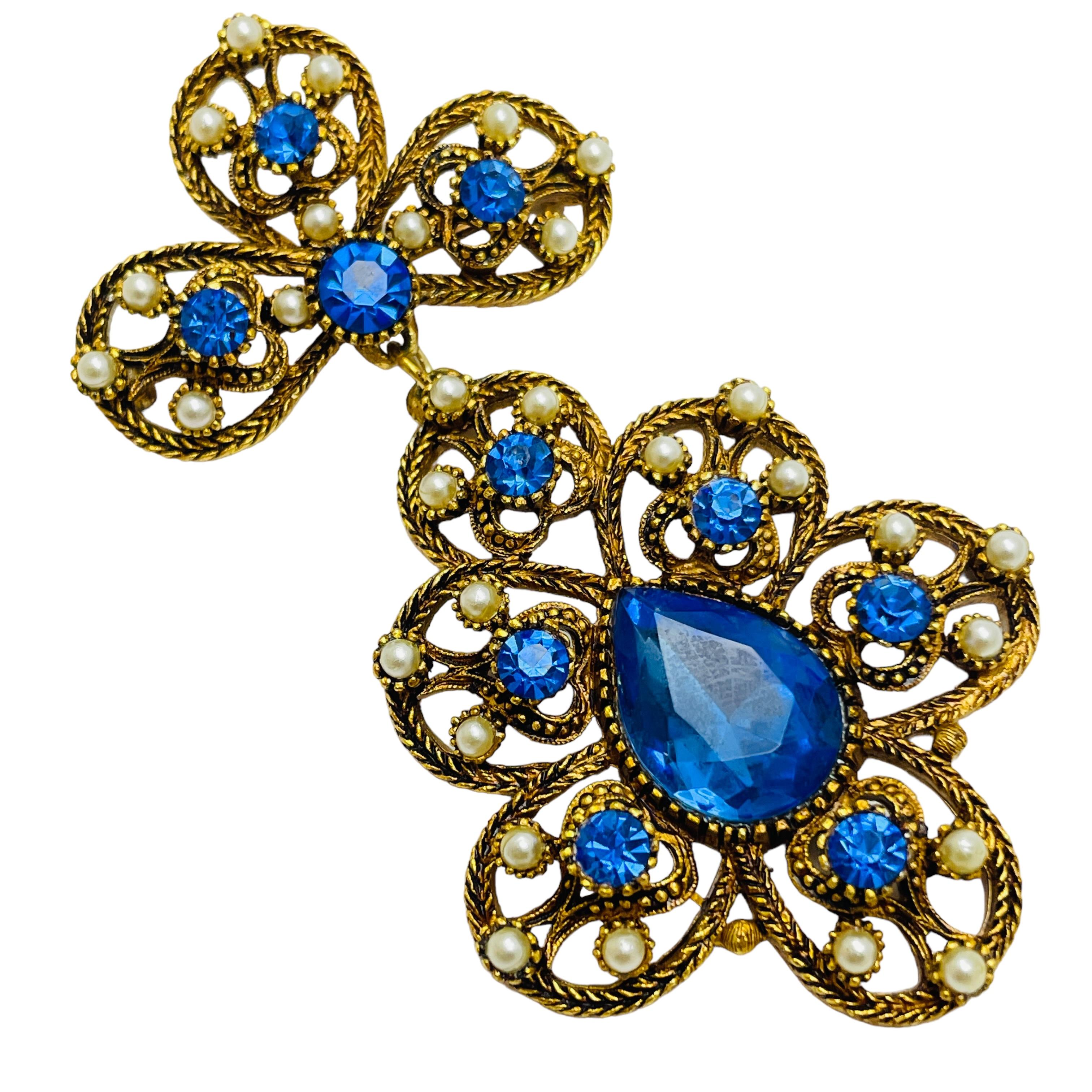 DETAILS

• unsigned

• gold tone with faux stones  

• vintage designer brooch

MEASUREMENTS  

• 

CONDITION

•  very good vintage condition with minimal signs of wear 

 Sku 46

❤️❤️  VINTAGE DESIGNER JEWELRY ❤️❤️

❤️❤️  ALEXANDER’S BOUTIQUE  ❤️❤️