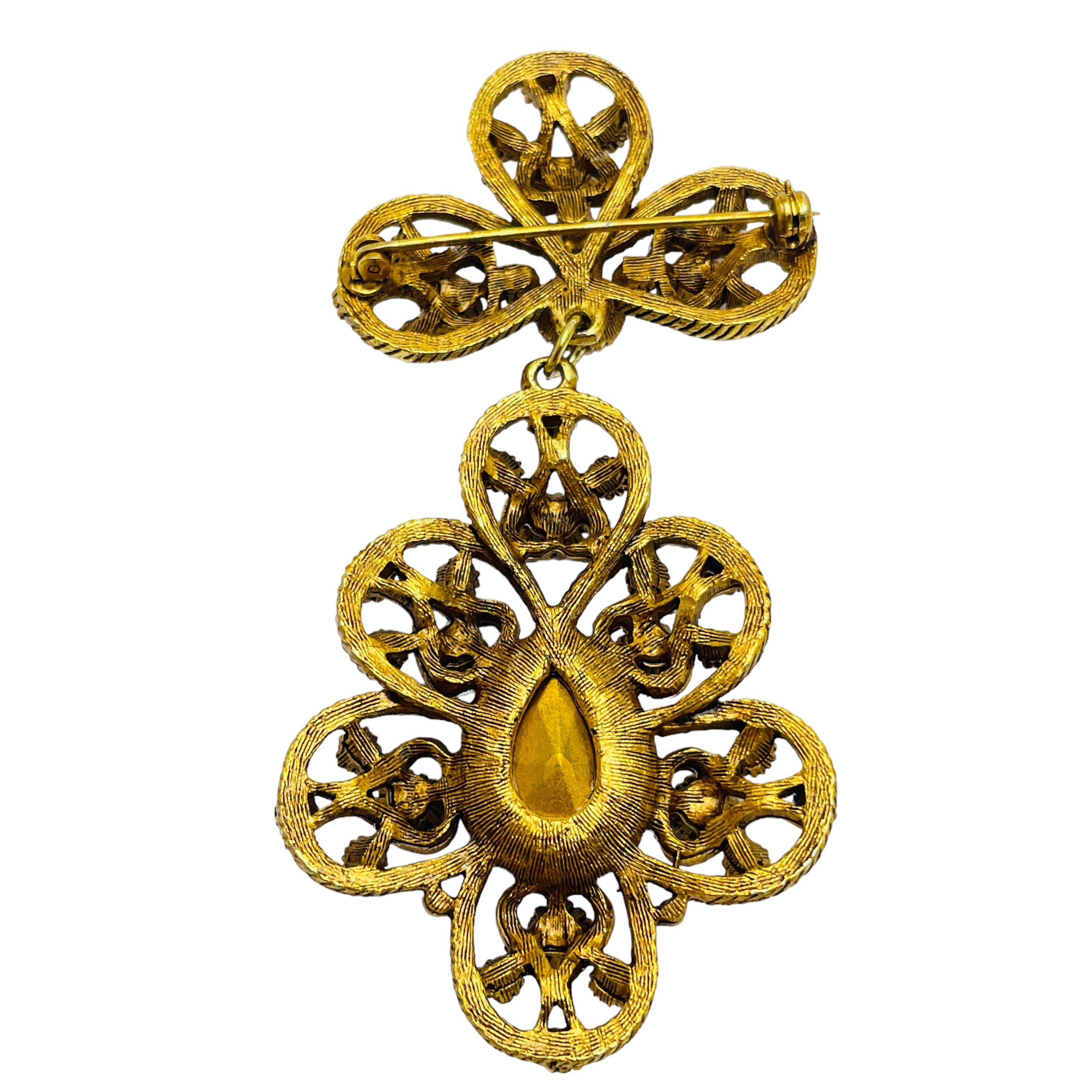 Vintage gold pearl sapphire rhinestone designer brooch In Good Condition For Sale In Palos Hills, IL