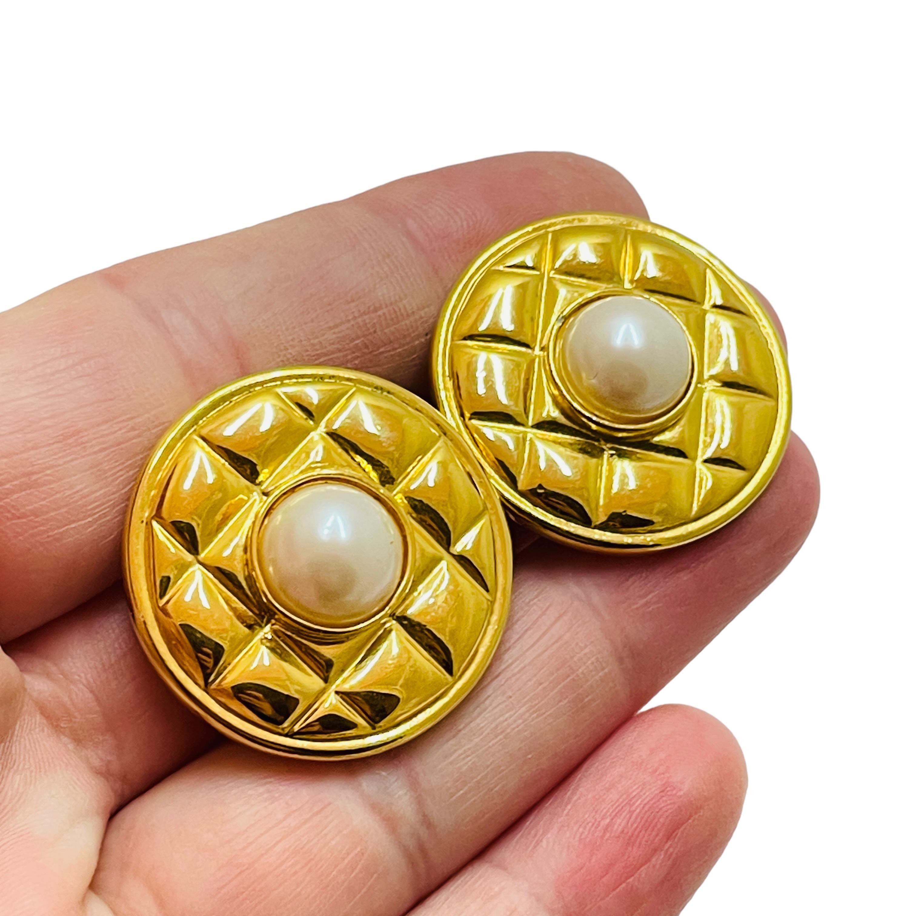 Women's or Men's Vintage gold pearl clip on earrings For Sale