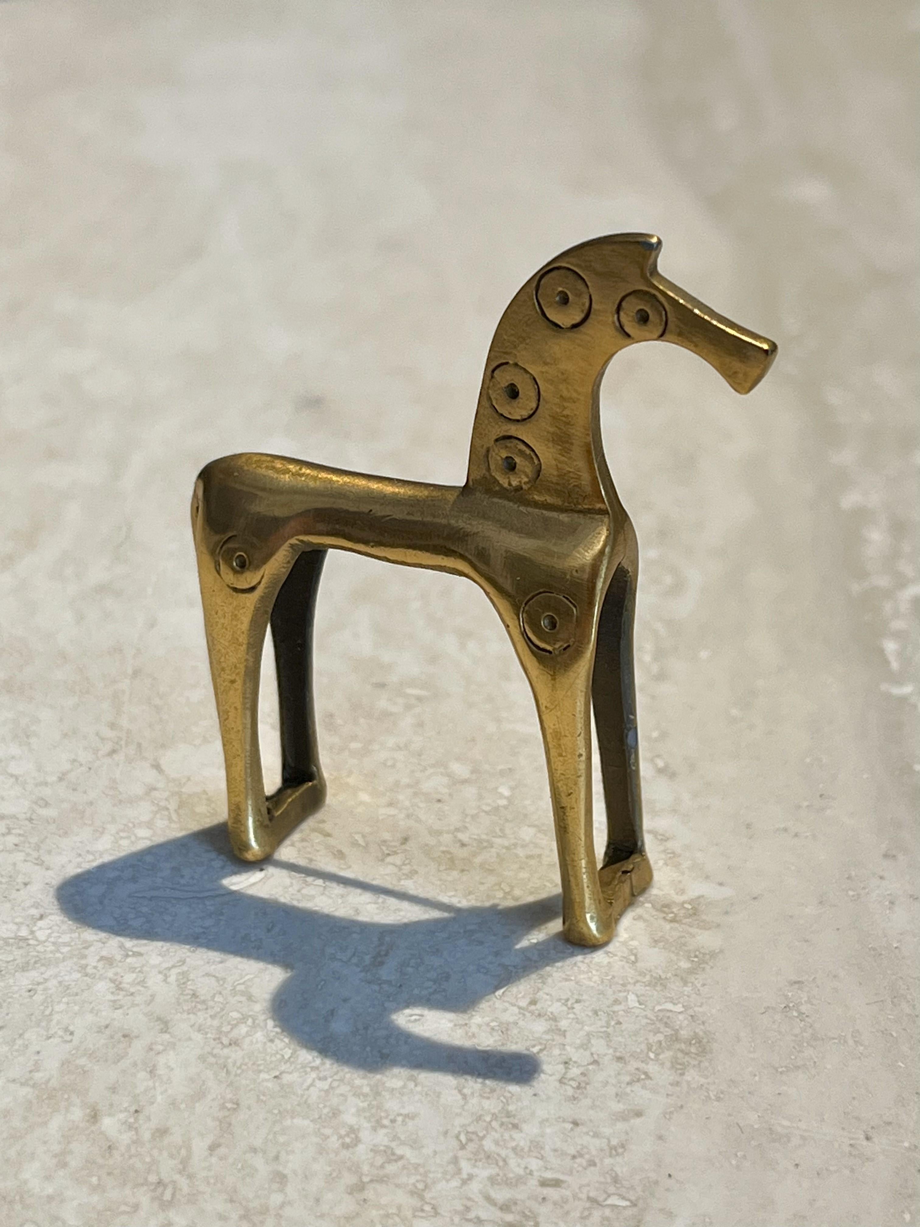 This Vintage Gold Pewter Modernist Horse Brooch is a striking and elegant piece of jewelry that combines the bold, artistic style of the Modernist movement with the timeless appeal of animal-themed designs. Known for its abstract and minimalist