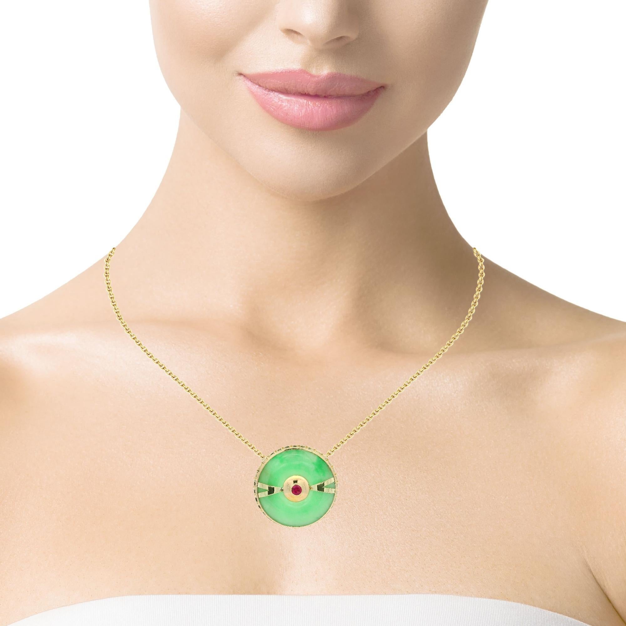 Collana con ciondolo in oro d'epoca con giada traforata e rubino al centro, con cornice testurizzata in vendita 6