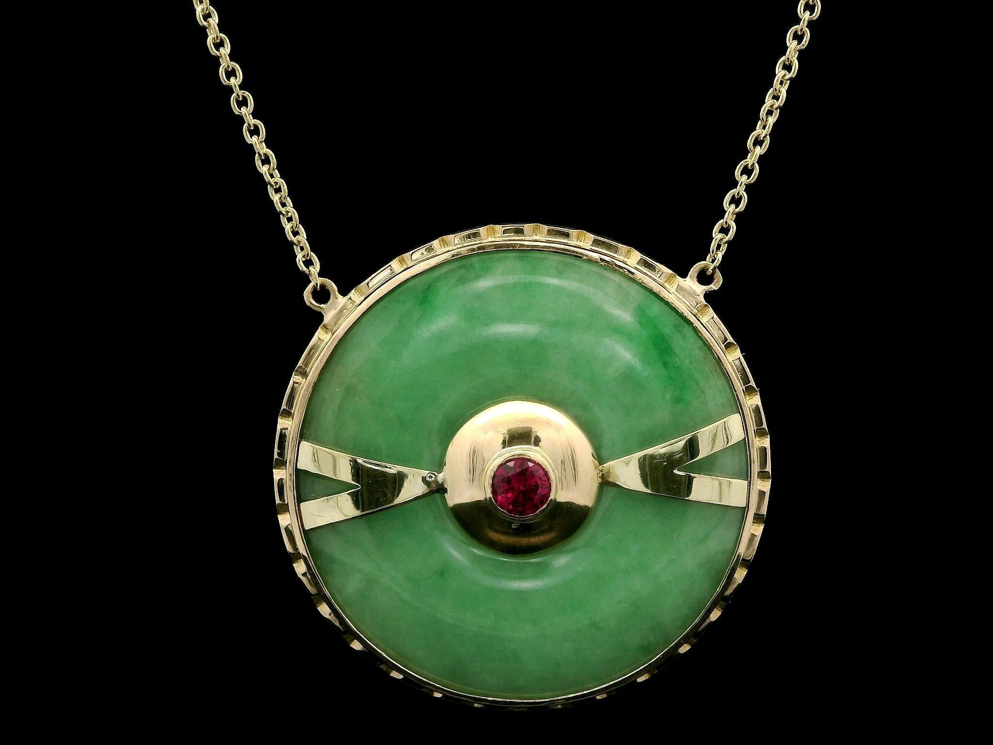 Collana con ciondolo in oro d'epoca con giada traforata e rubino al centro, con cornice testurizzata in vendita 1