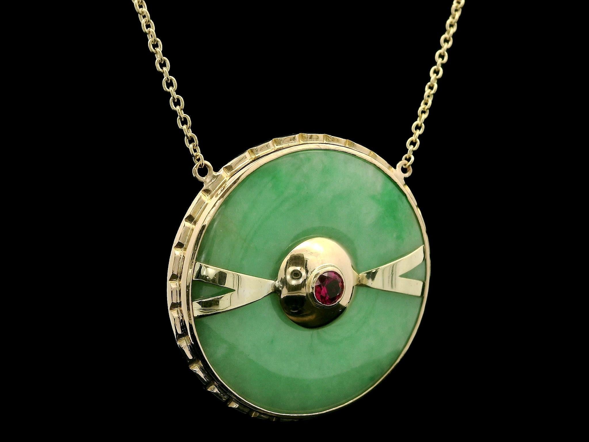 Collana con ciondolo in oro d'epoca con giada traforata e rubino al centro, con cornice testurizzata in vendita 2