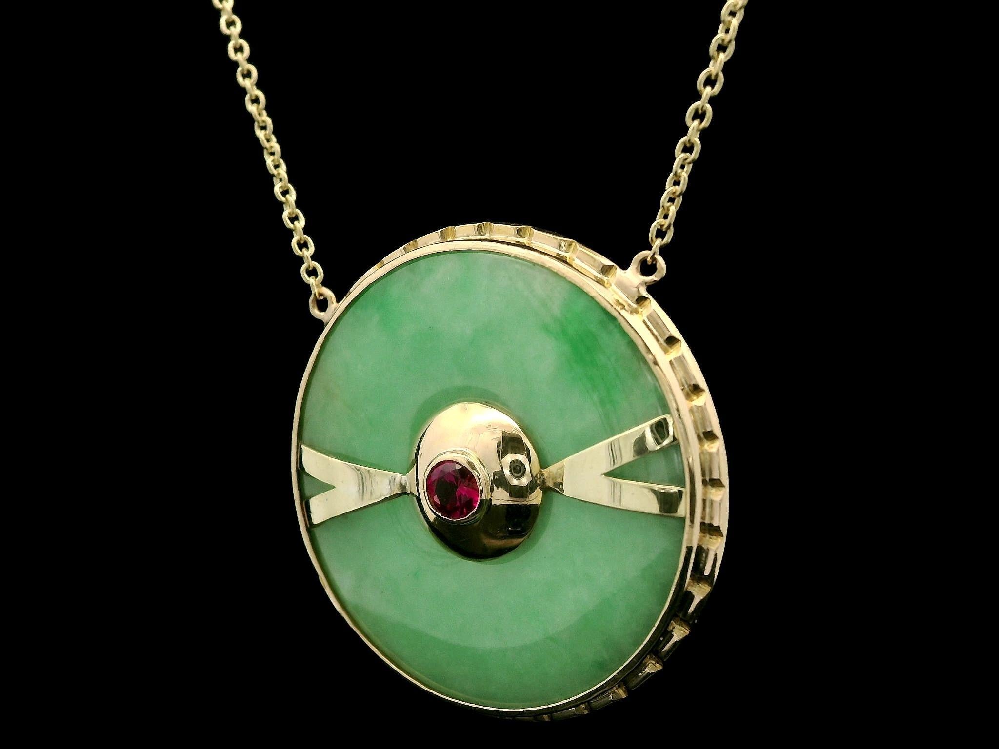 Collana con ciondolo in oro d'epoca con giada traforata e rubino al centro, con cornice testurizzata in vendita 3