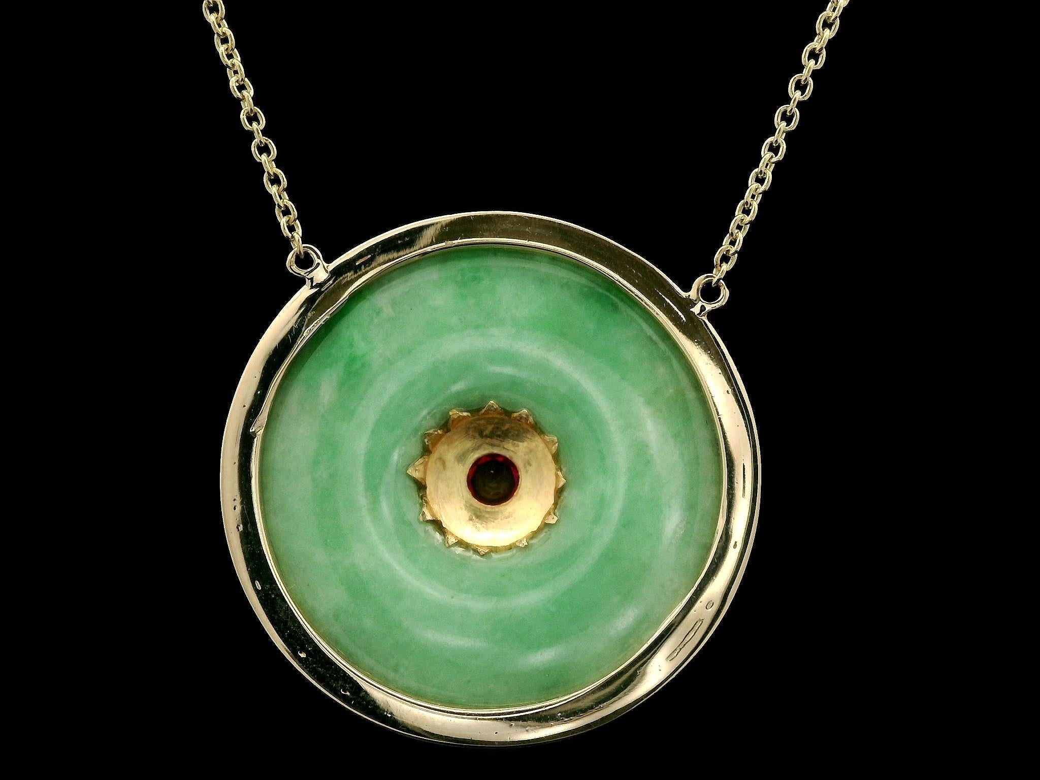 Collana con ciondolo in oro d'epoca con giada traforata e rubino al centro, con cornice testurizzata in vendita 4