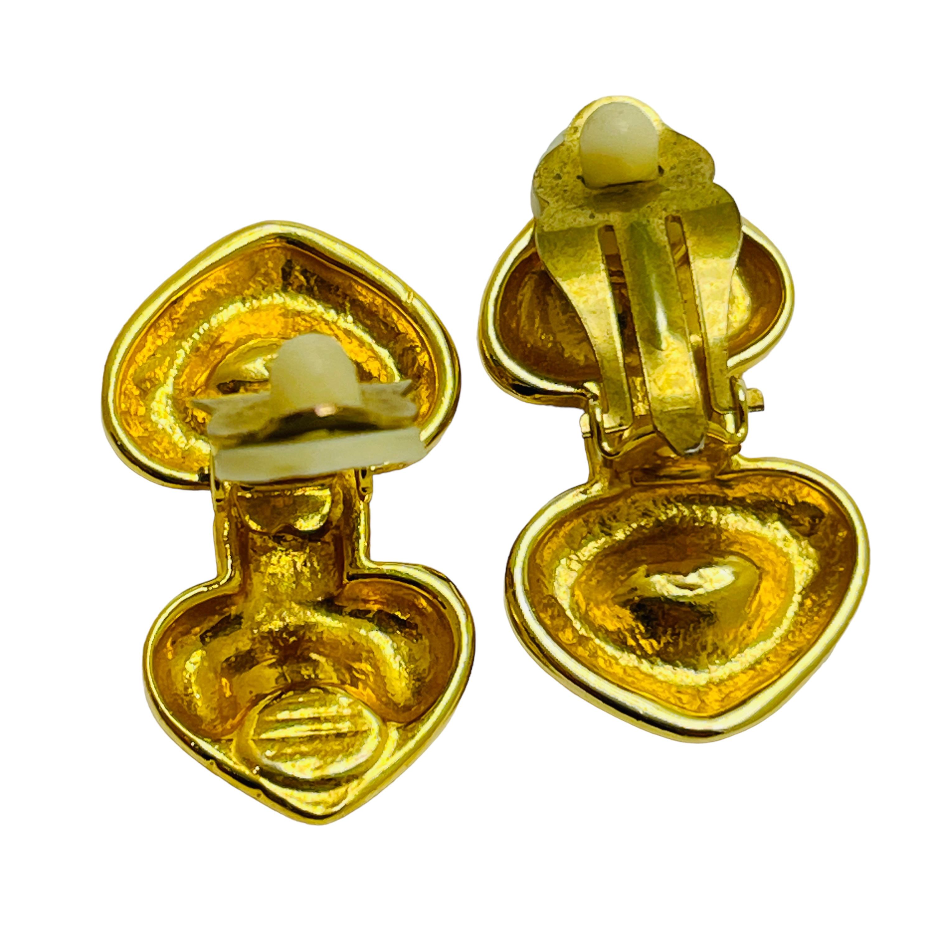Vintage gold pink blue heart rhinestones designer clip on earrings In Good Condition For Sale In Palos Hills, IL