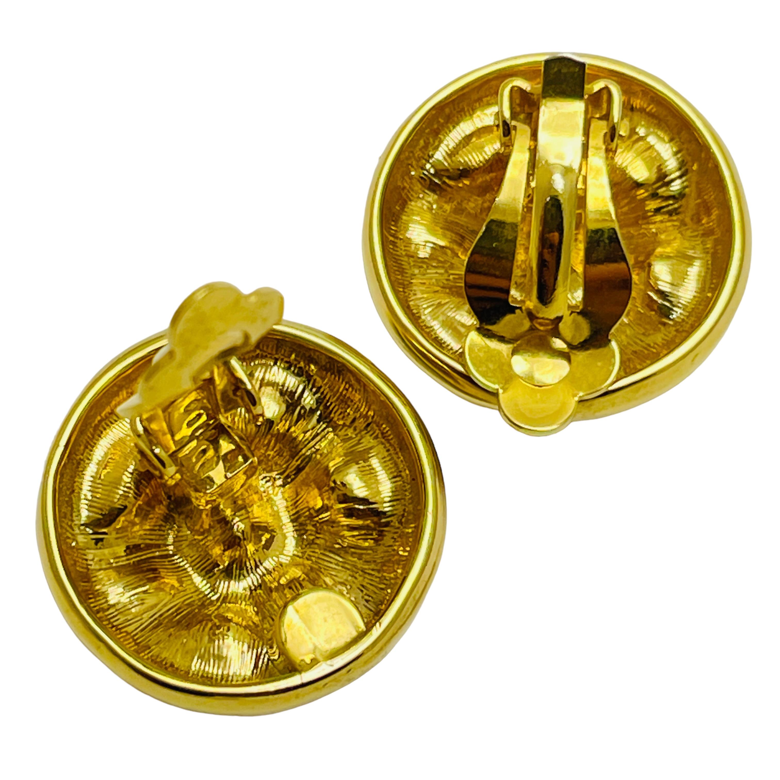 Vintage gold pink blue rhinestones designer clip on earrings In Good Condition For Sale In Palos Hills, IL