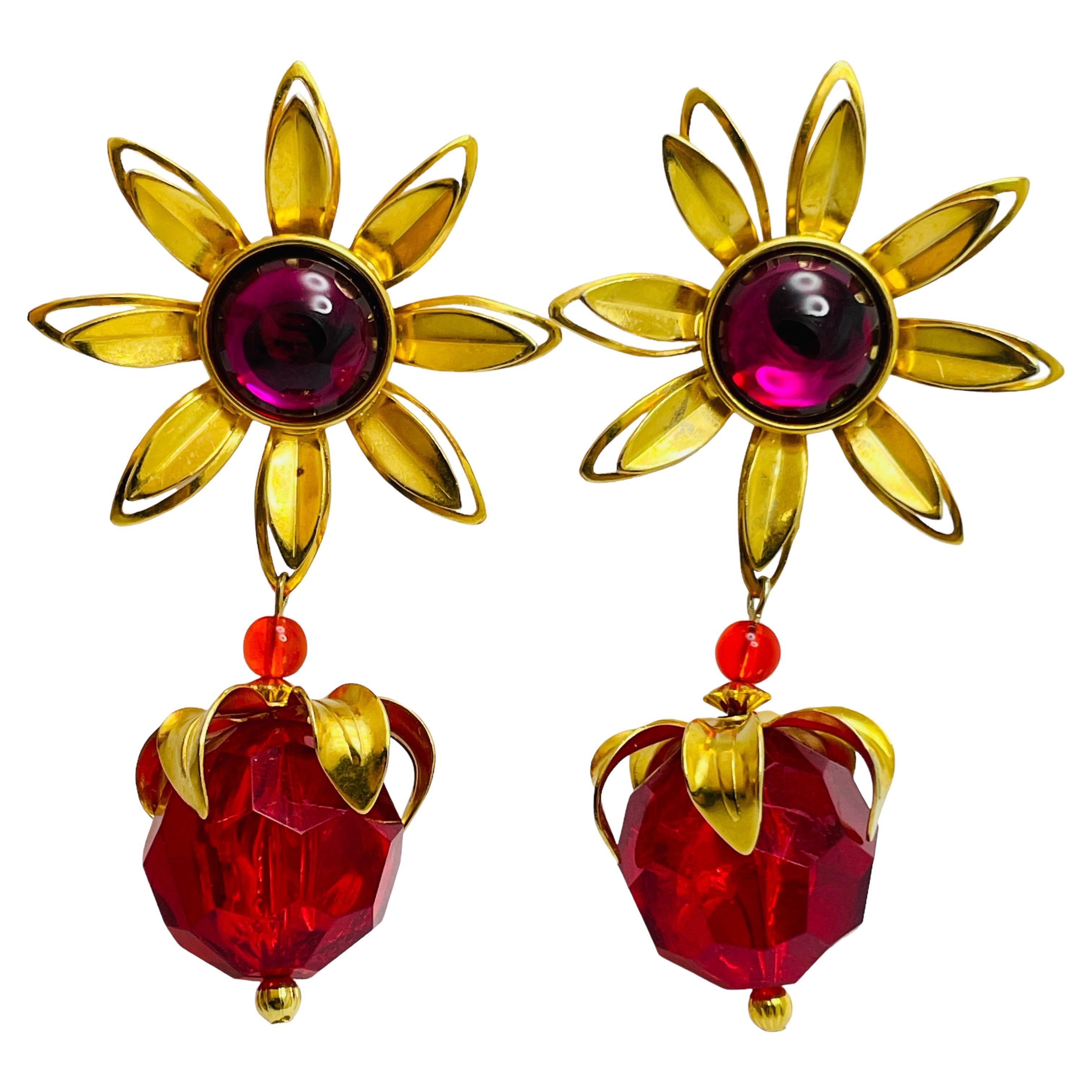 Orecchini vintage in oro, rosa e rosso con fiori pendenti di design
