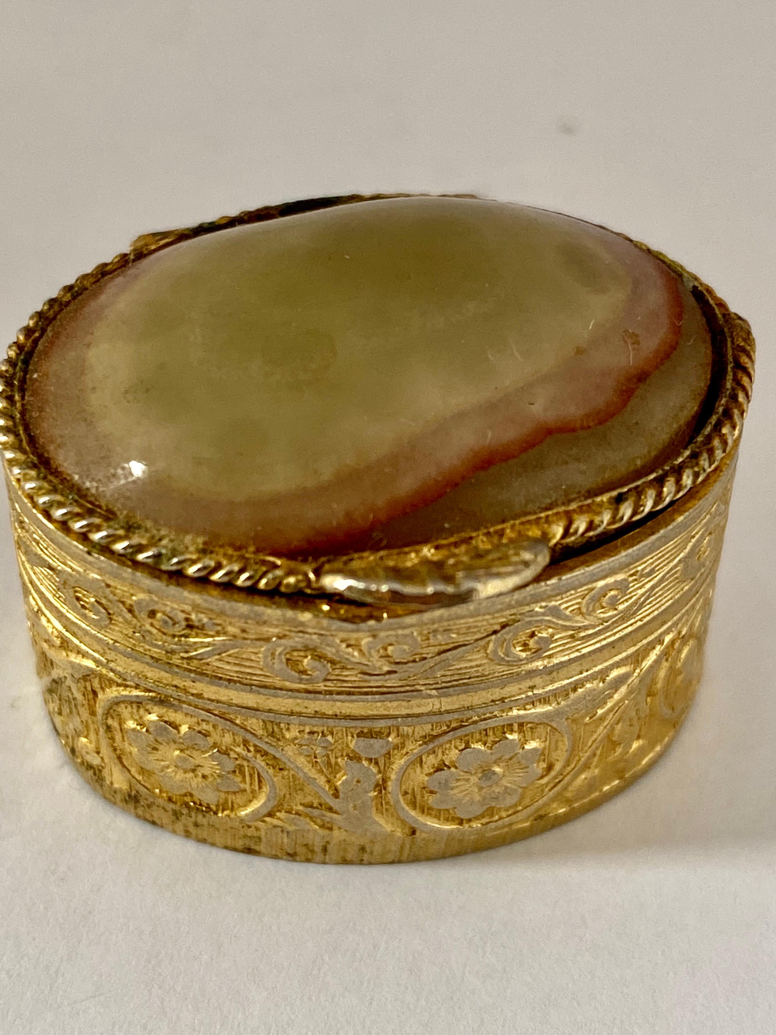 Vintage Gold plated and Green Onyx Pill Box In Good Condition In Carlisle, GB