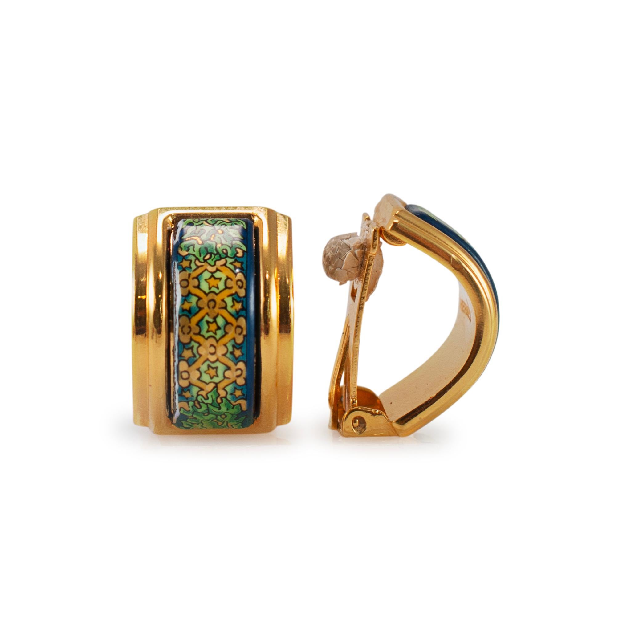 Brand: Hermès

Gender: Ladies

Length: 0.83 inches

Width: 14.45mm

Total Weight: 15.62

Vintage Hermès enamel earrings with silicone grip backs.

Pre-owned in Very Good condition. Item is Vintage and unpolished, might show minor signs of wear.