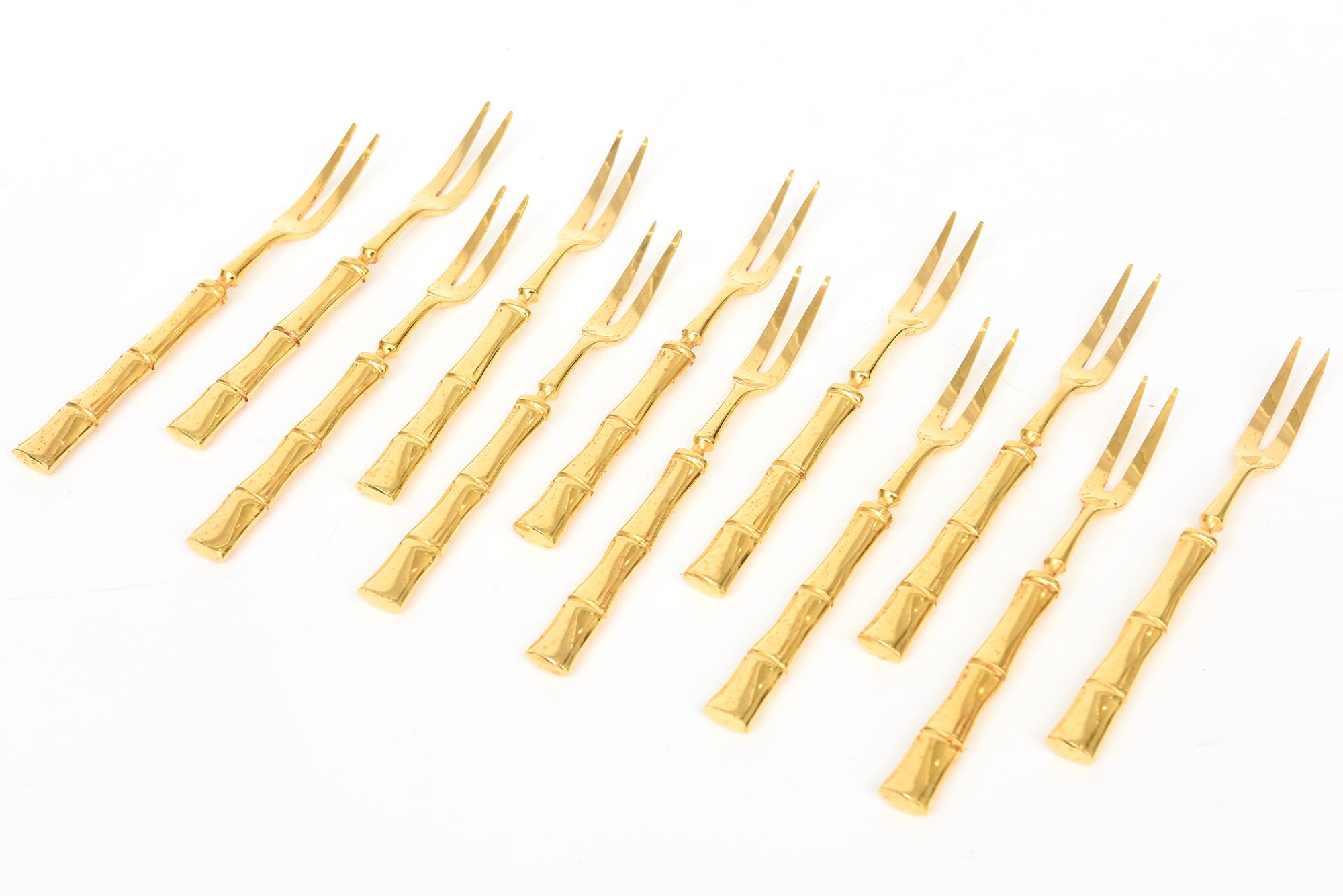 Mid-Century Modern Fourchettes de service en bambou plaqué or Vintage Set de 12 en vente