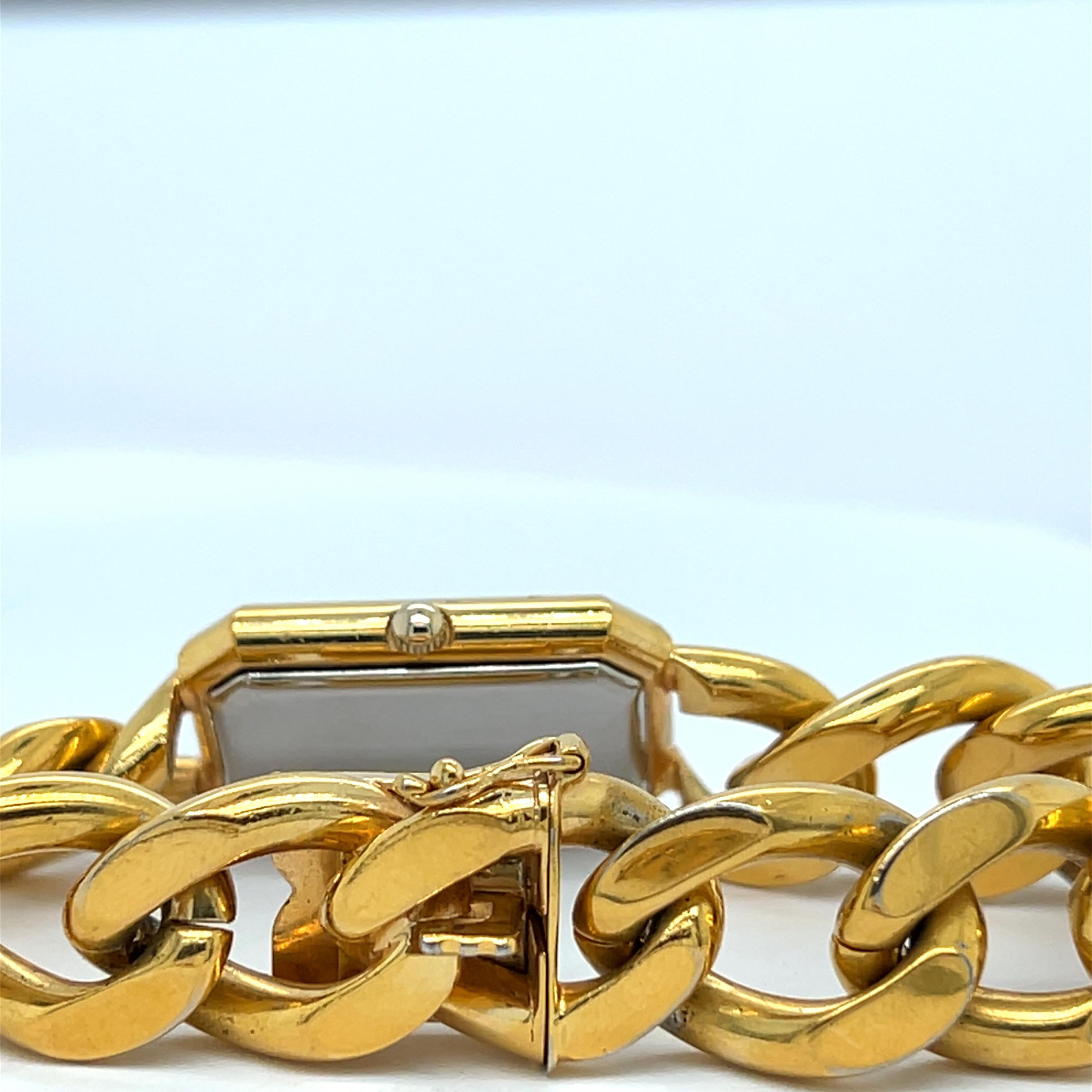 Montre bracelet vintage plaquée or Yonger et Bresson. 

Montre signée Eleg & Bresson alliant élégance intemporelle et savoir-faire horloger. Réalisée avec soin, cette pièce est un véritable bijou de style.

- Design/One luxueux : Large bracelet à