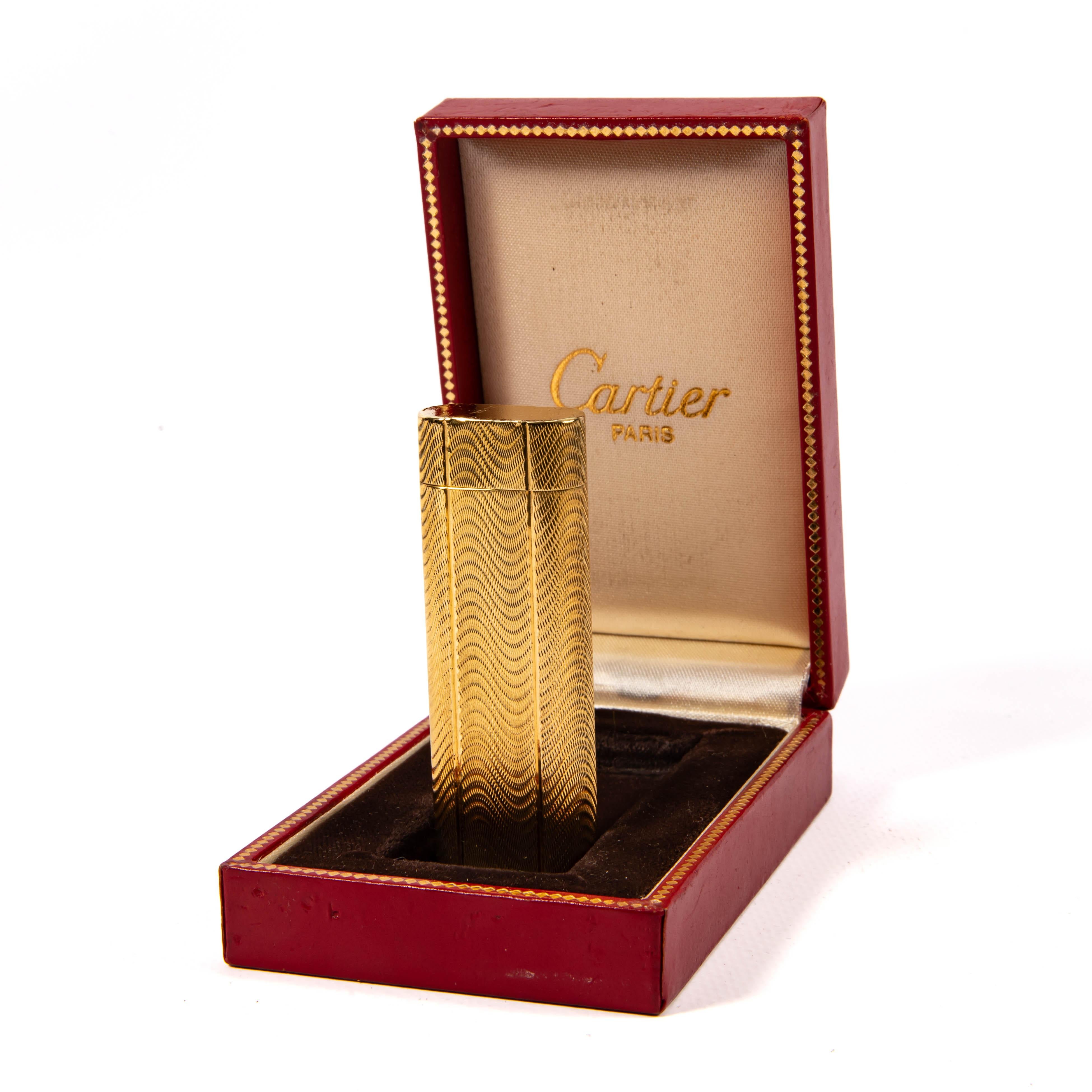 Cartier, die berühmte französische Manufaktur mit einer langen Tradition von Luxus-Handwerkskunst, wird für ihre unvergleichliche Kunstfertigkeit und akribische Liebe zum Detail gefeiert. Das Erbe von Cartier, das für seine elegante Raffinesse