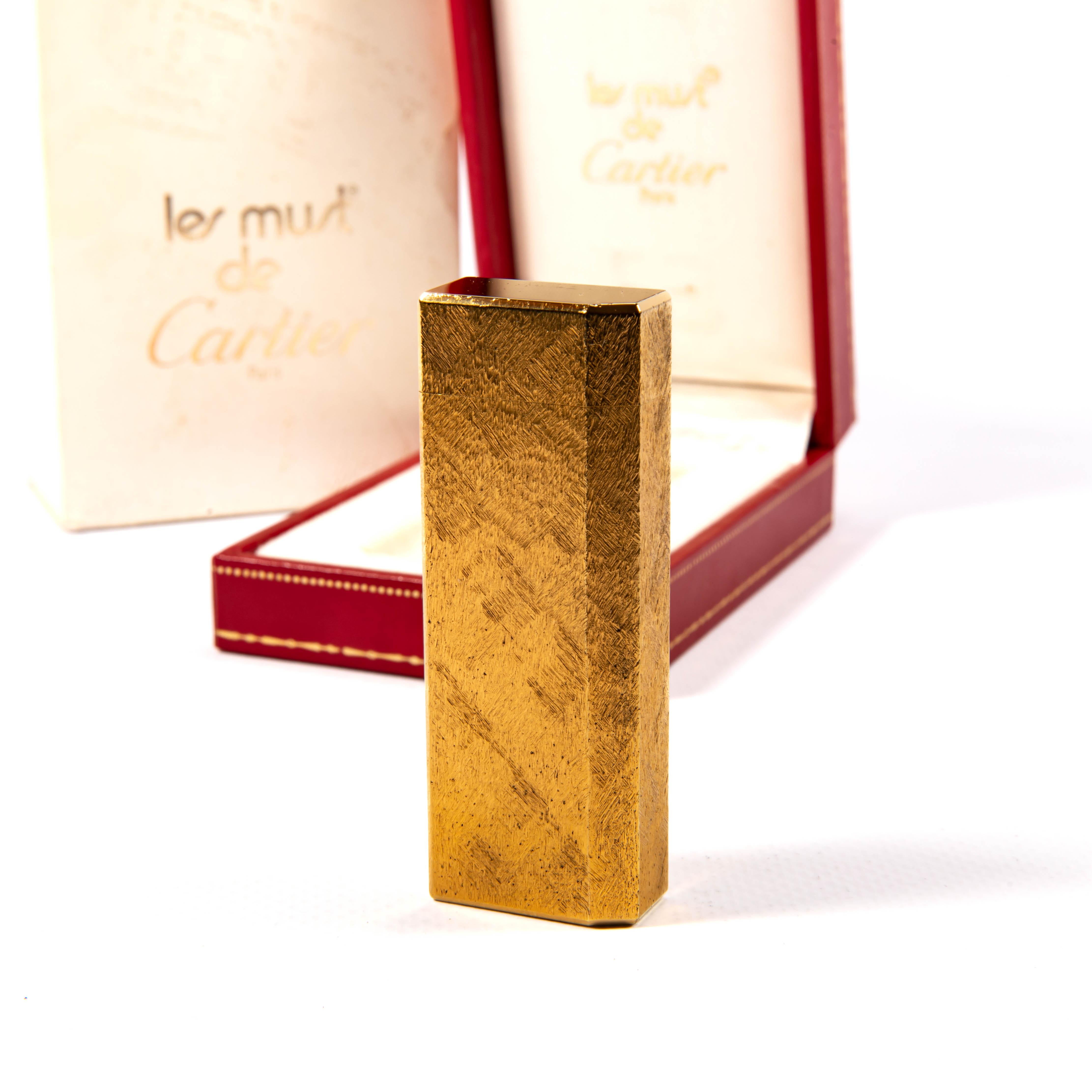 Vintage vergoldet CARTIER Pentagon Feuerzeug gebürstet in Box 1980er im Zustand „Gut“ im Angebot in DELFT, NL