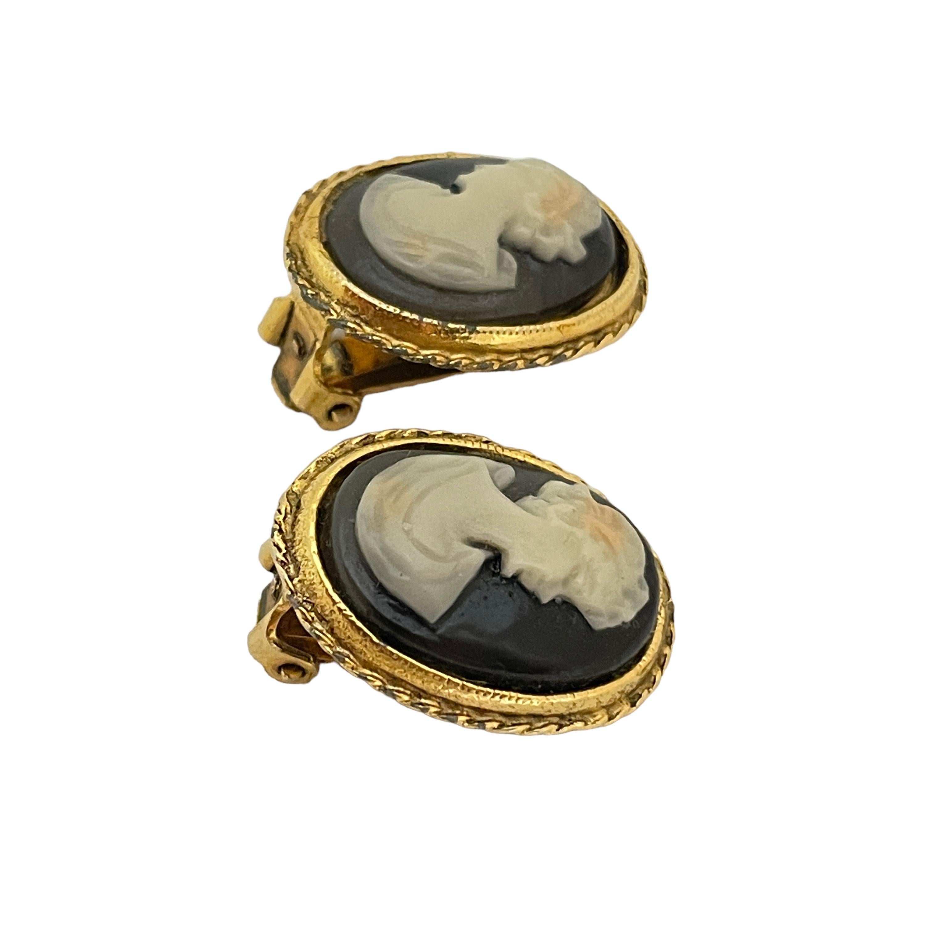 DETAILS

• unsigned    

• gold plated with shell cameo 

• vintage designer earrings

MEASUREMENTS  

• 

CONDITION

•  very good vintage condition with minimal signs of wear 

 Sku 37

❤️❤️  VINTAGE DESIGNER JEWELRY ❤️❤️

❤️❤️  ALEXANDER’S