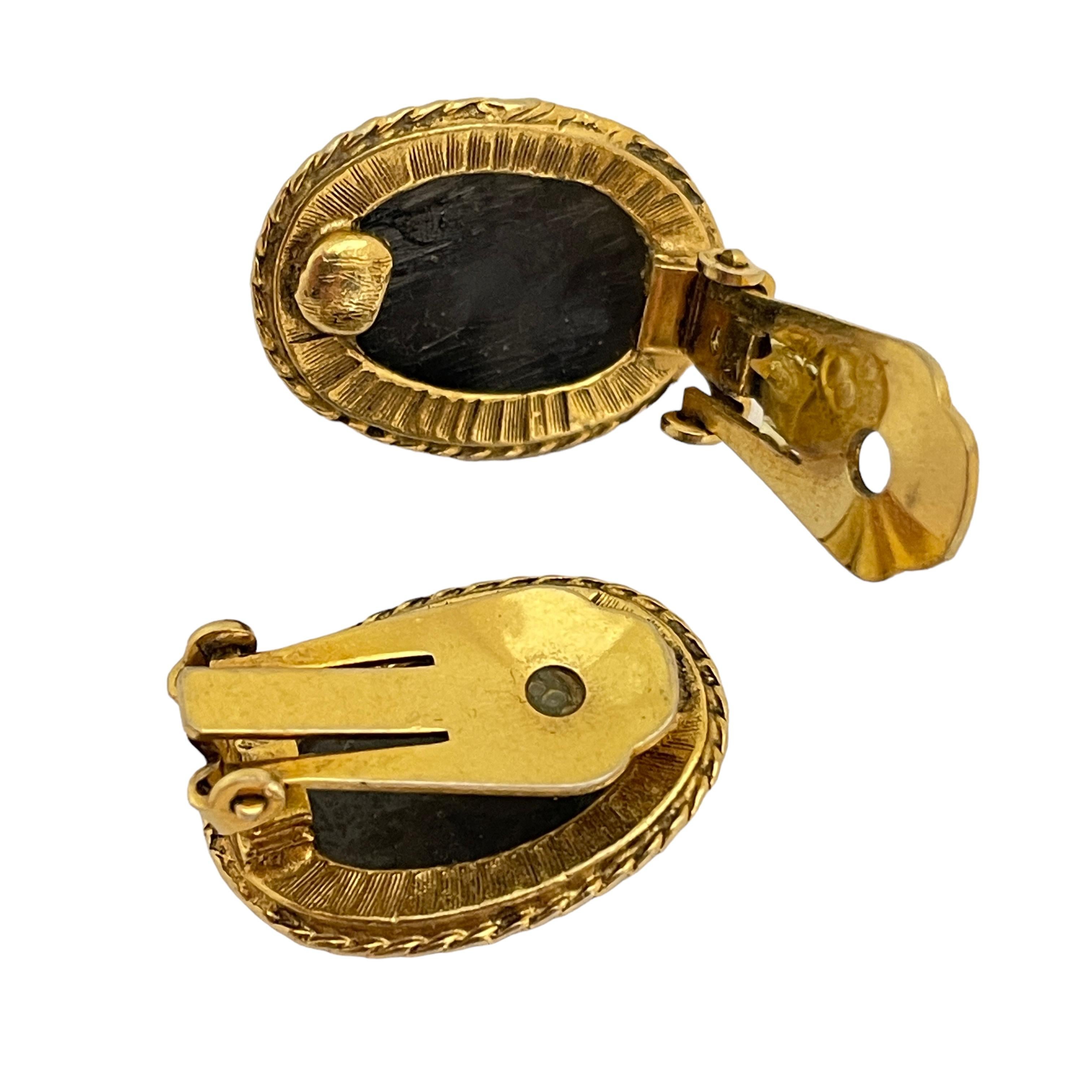 Vintage gold plated carved camel designer clip on earrings In Good Condition For Sale In Palos Hills, IL